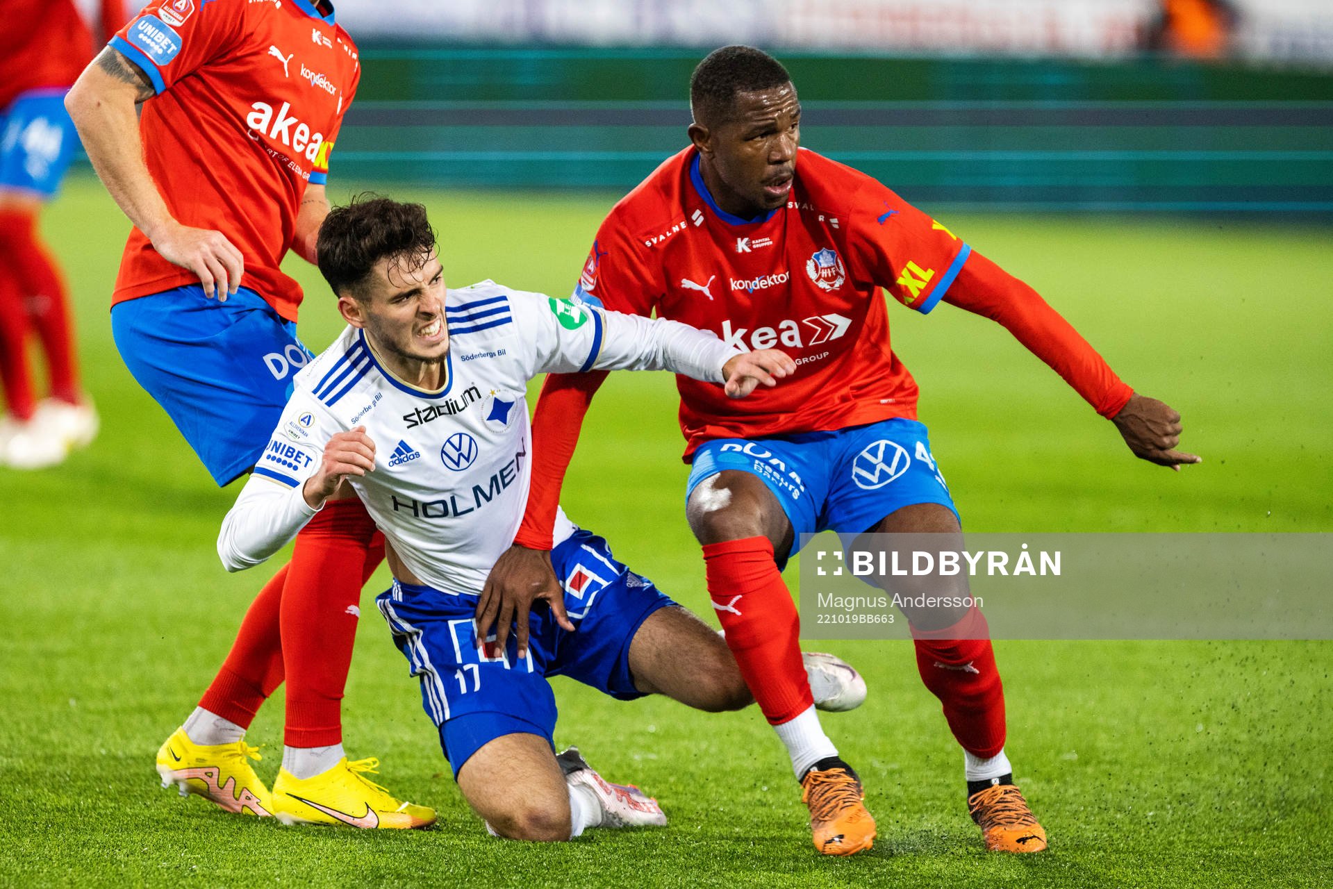 FK Norrköpings Laorent Shabani och Helsingborgs Diego Cesar De Oliveira under fotbollsmatchen i Allsvenskan mellan IFK Norrköping och Helsingborg den 19 oktober 2022 i Norrköping.