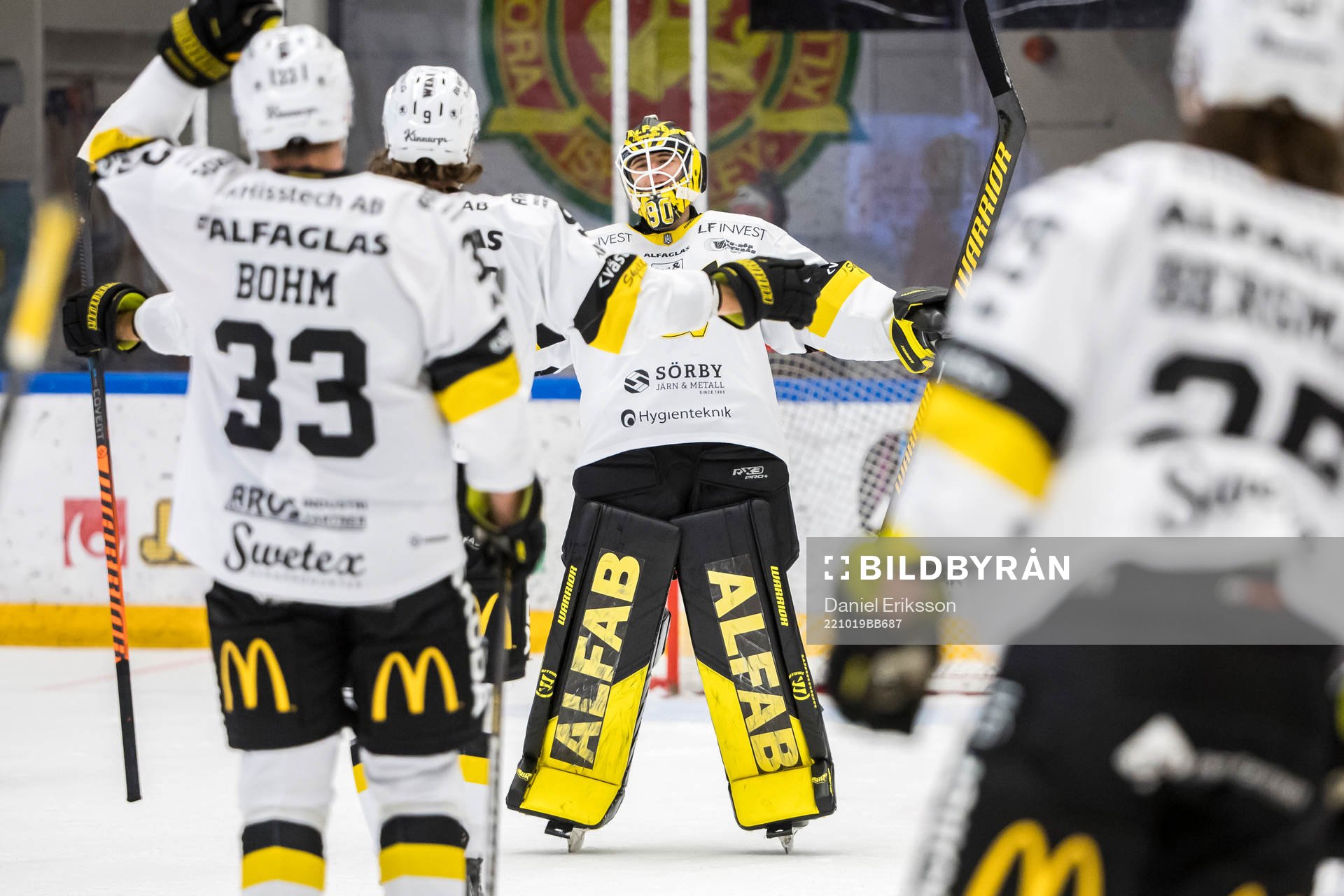 Västeråss målvakt Ian Blomquist jublar