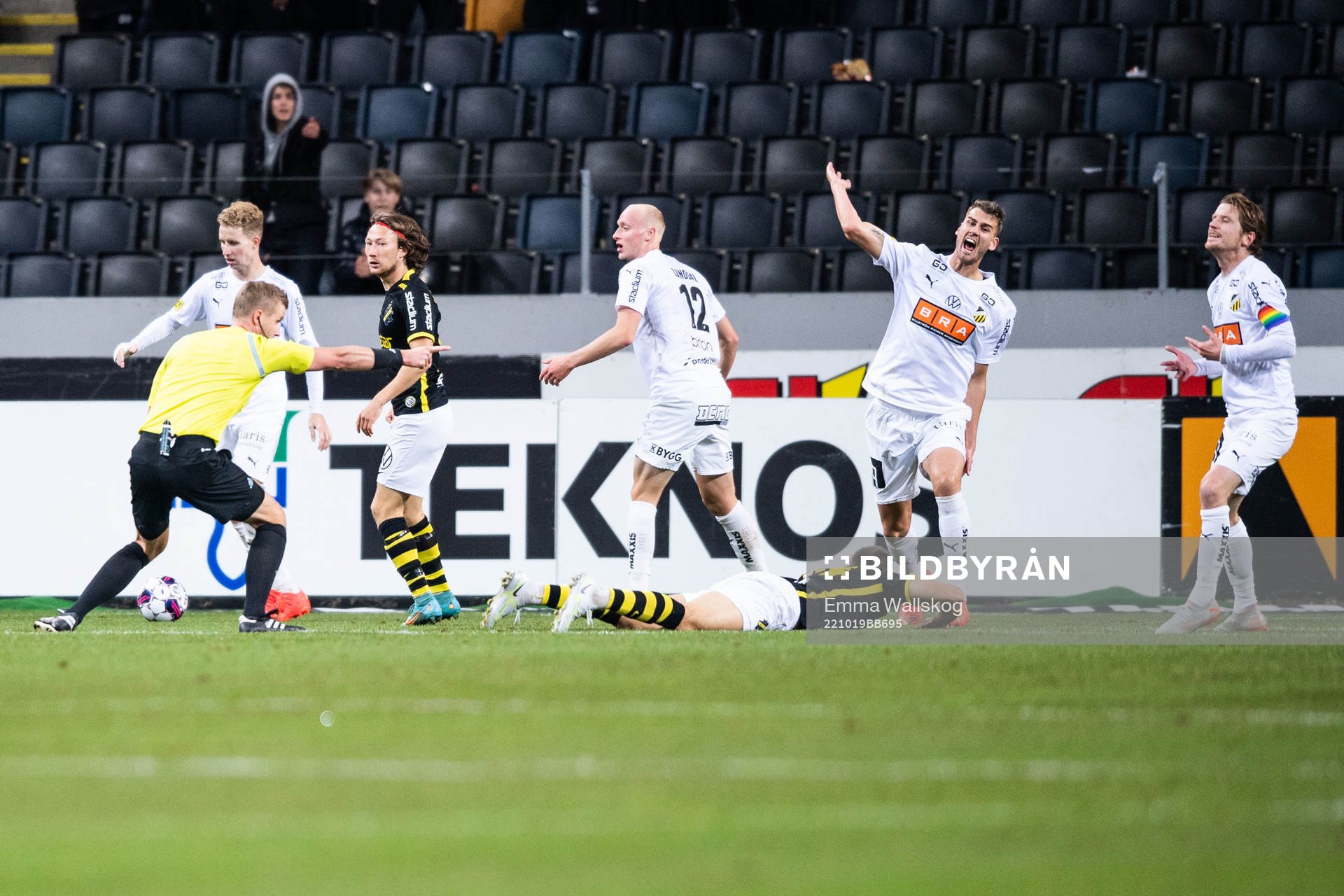 Häckens Johan Hammar och Samuel Gustafson reagerar på domslut av Domare Glenn Nyberg under fotbollsmatchen i Allsvenskan mellan AIK och Häcken den 19 oktober 2022 i Stockholm.