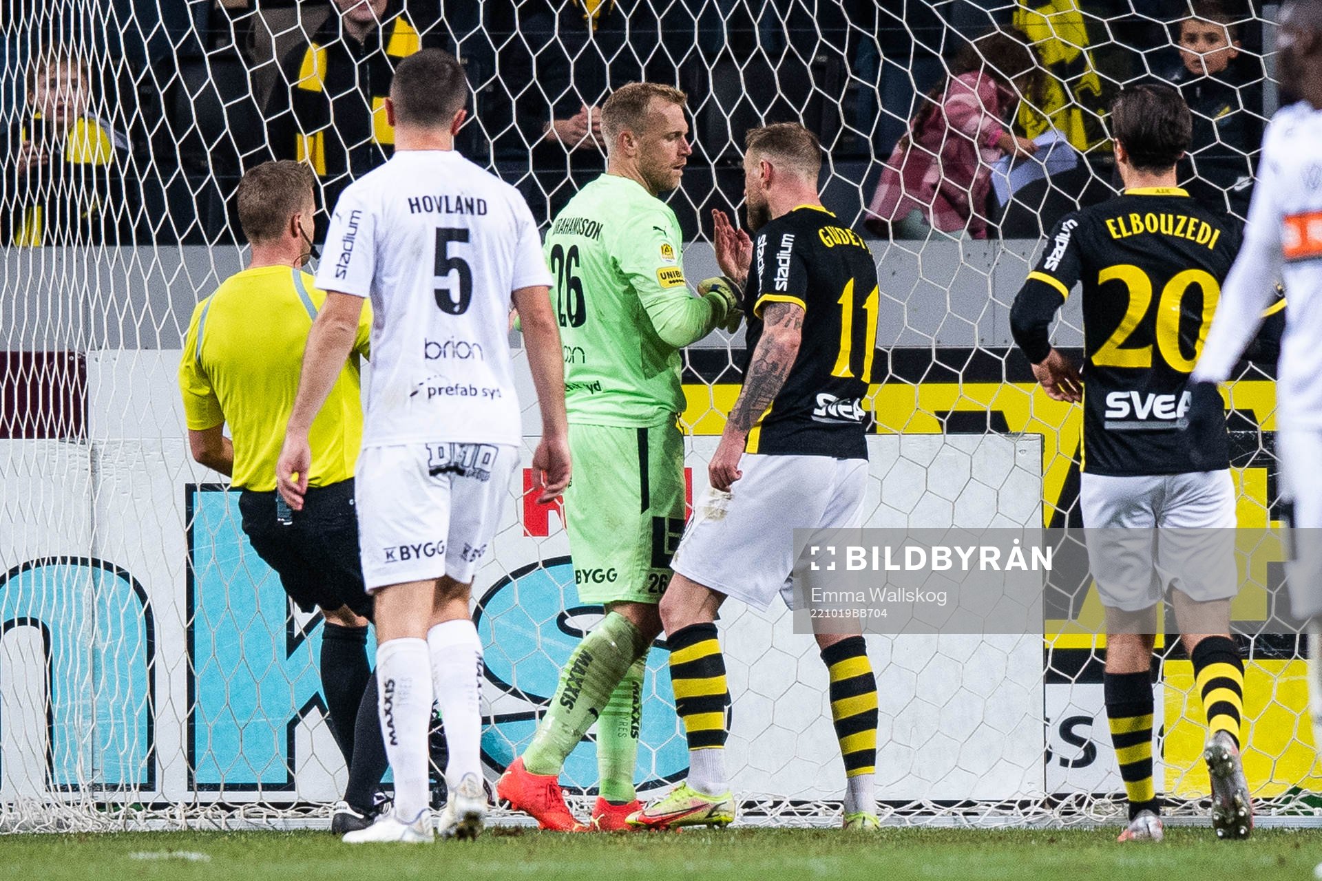 AIKs John Guidetti i diskussion med Häckens målvakt Peter