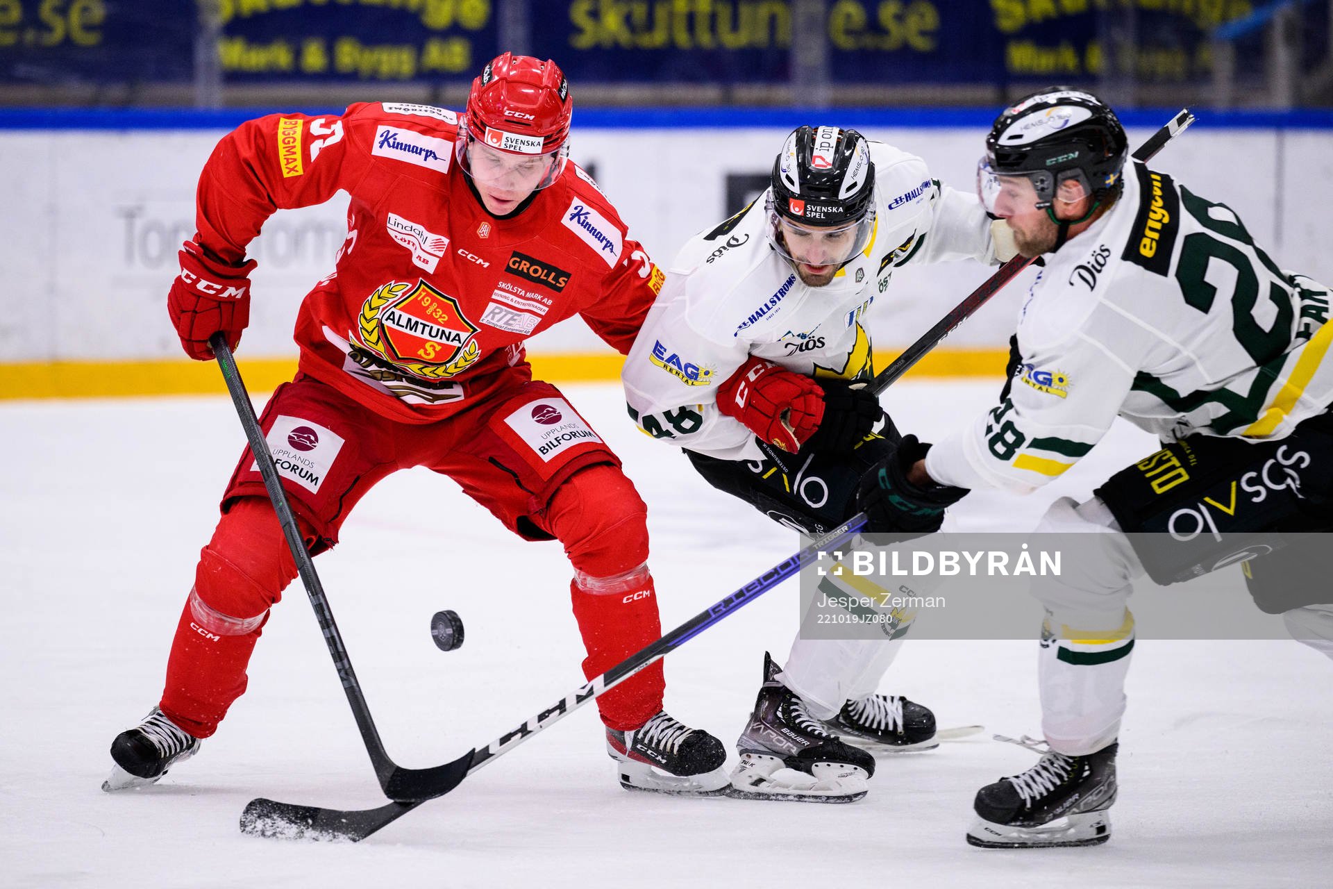 Almtunas Oskar Asplund mot Östersunds Sam Miletic och