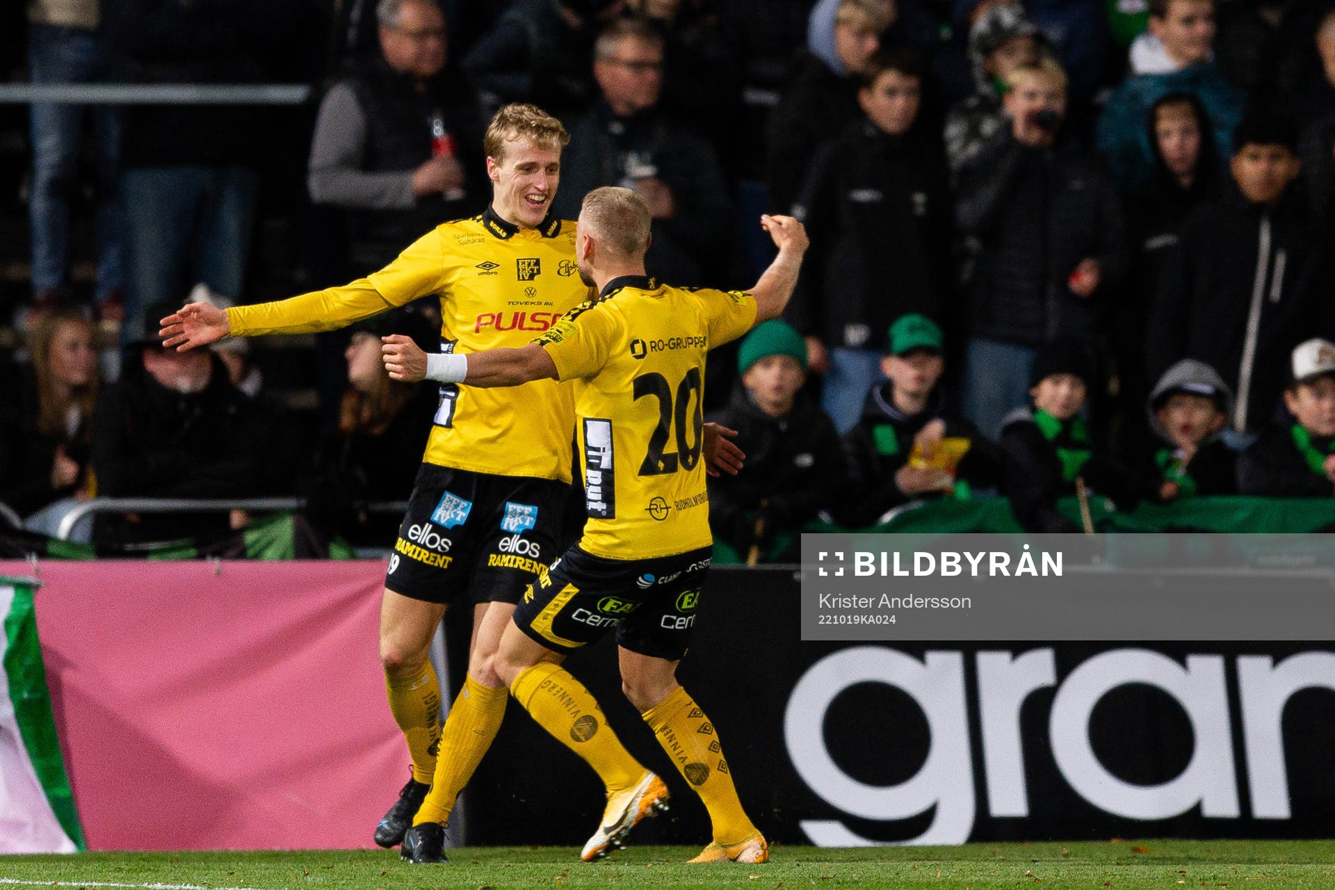 Elfsborgs Jeppe Møldrup Okkels och Simon Strand jublar