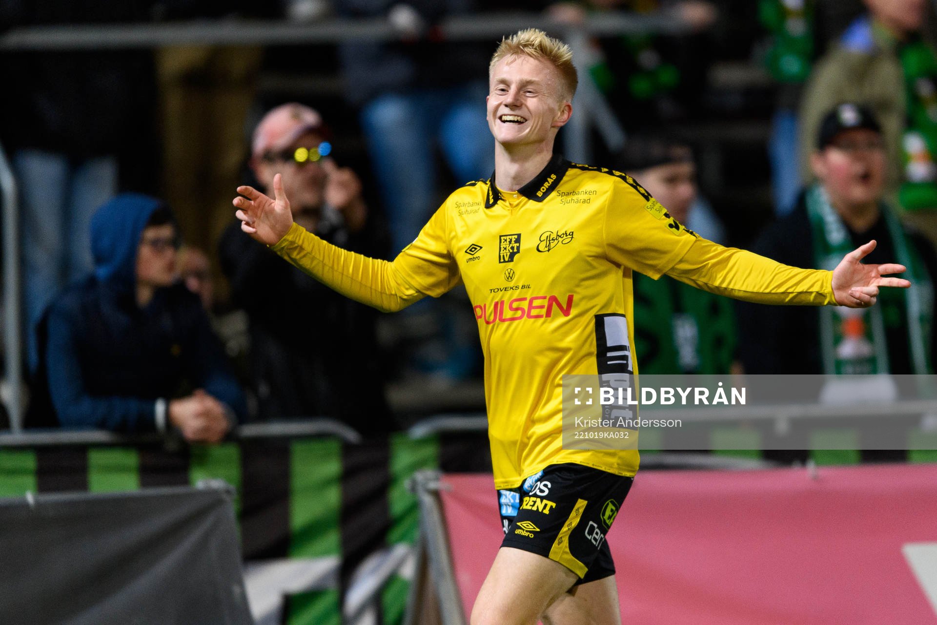 Elfsborgs Oscar Aga jublar efter 0-3 under fotbollsmatchen i Allsvenskan mellan Varberg och Elfsborg den 19 oktober 2022 i Varberg. 