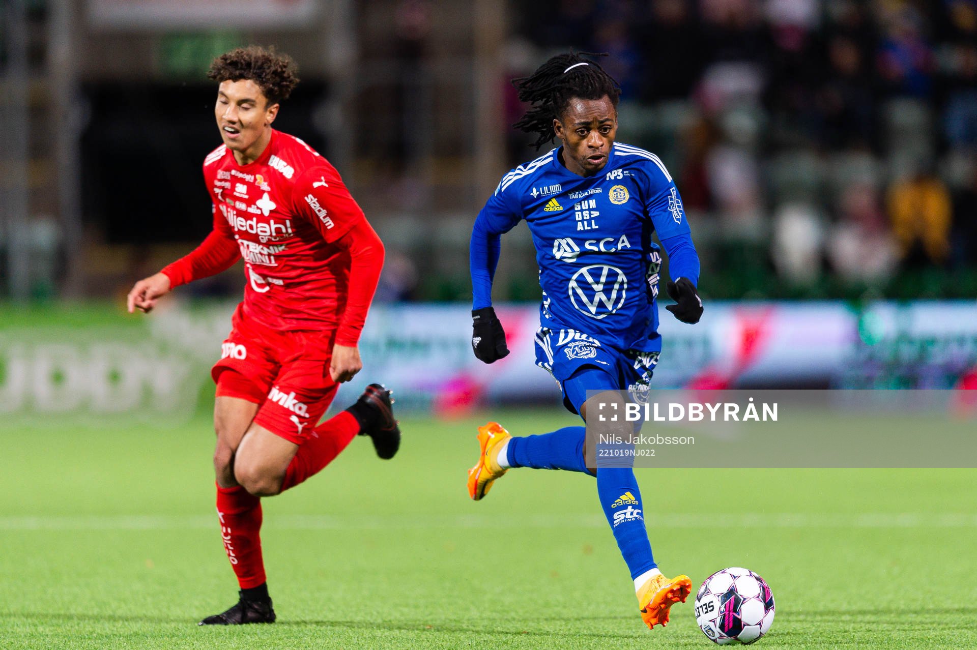 Värnamos Robin Tihi och GIF Sundsvalls Ronaldo Damus