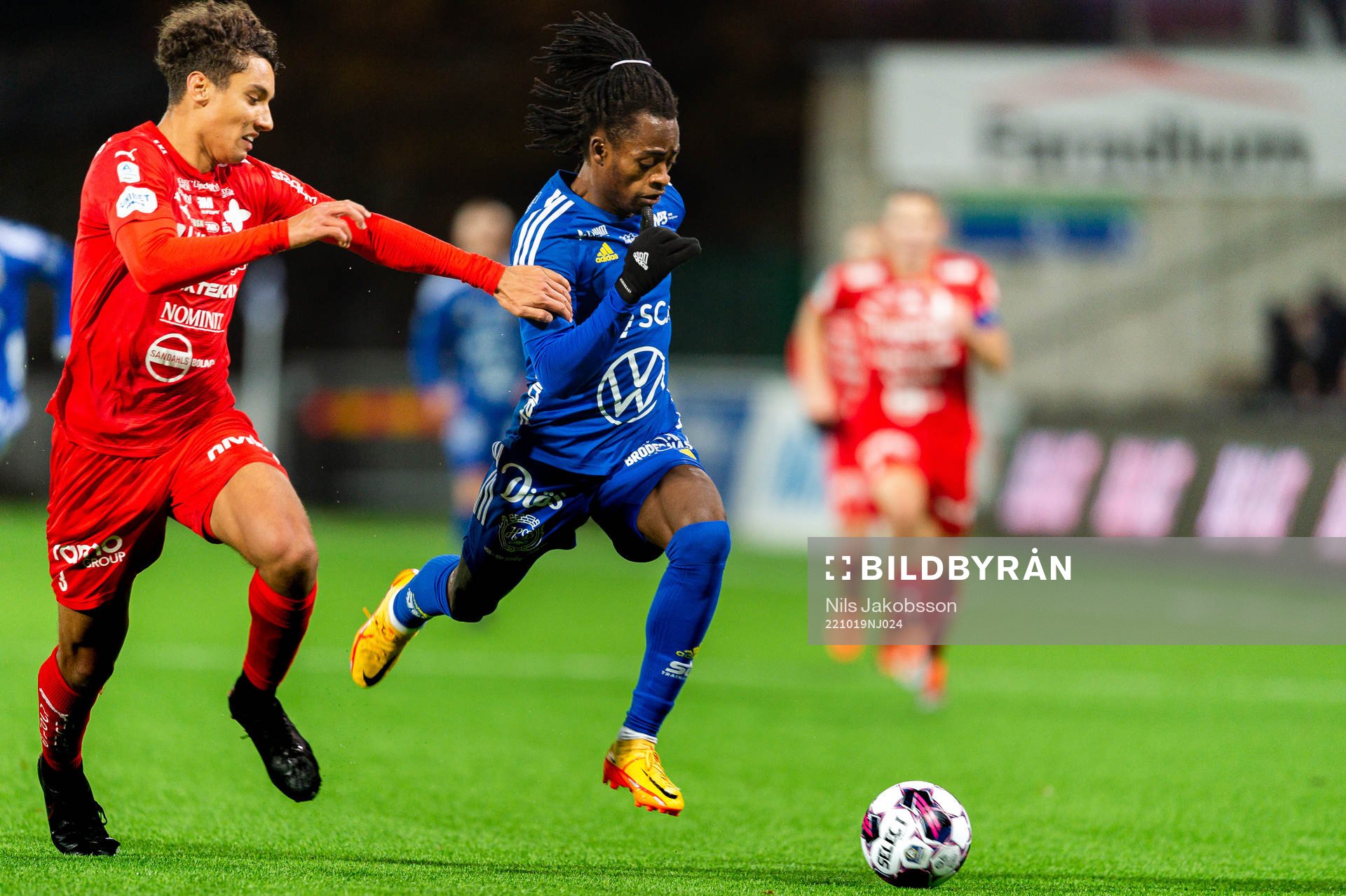 Värnamos Robin Tihi och GIF Sundsvalls Ronaldo Damus