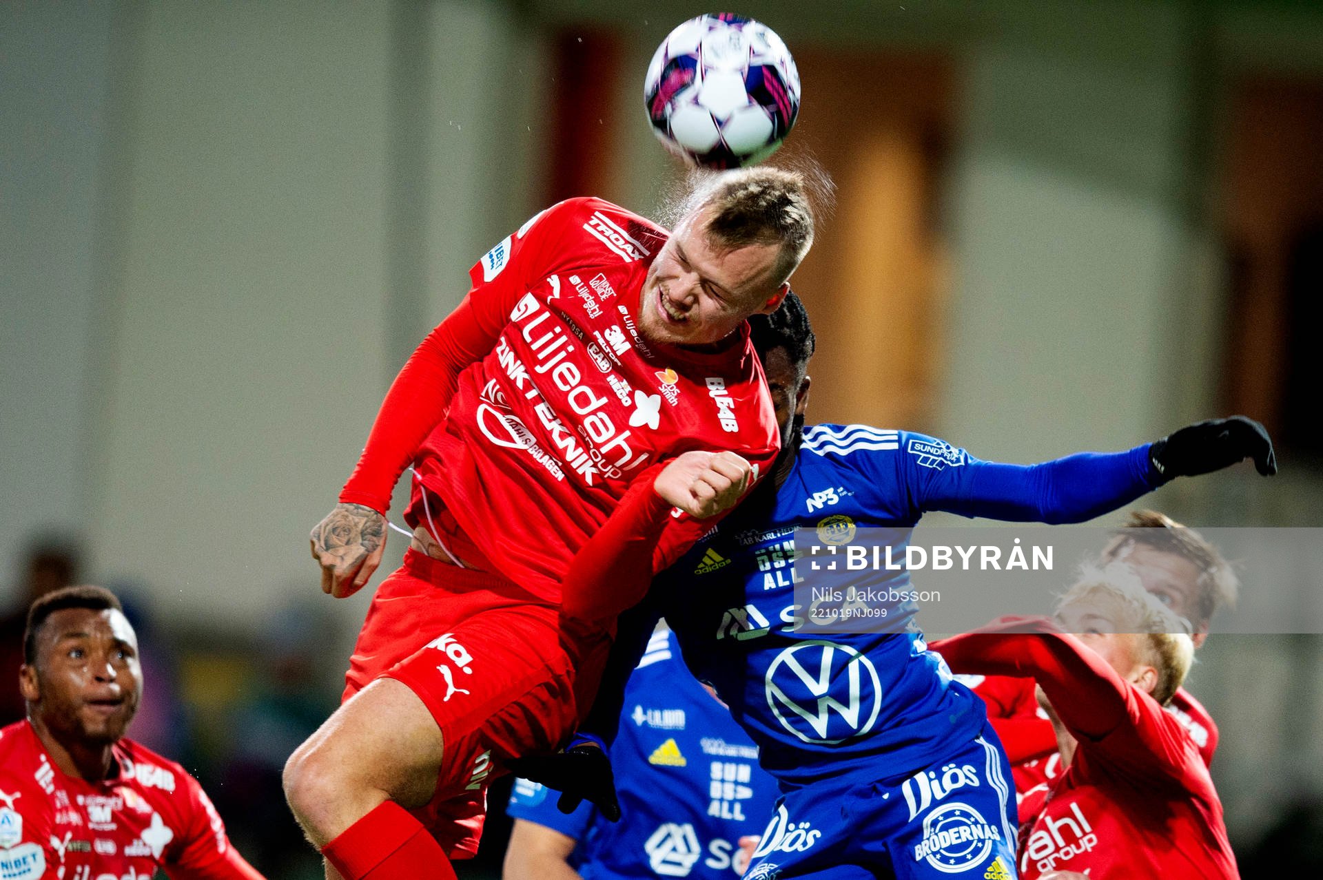 Värnamos Victor Eriksson och GIF Sundsvalls Ronaldo Damus