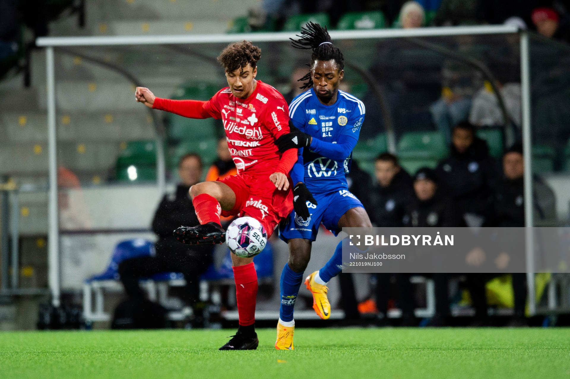 Värnamos Robin Tihi och GIF Sundsvalls Ronaldo Damus