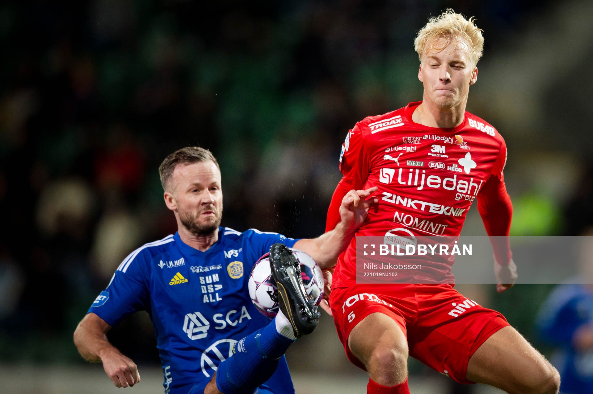 GIF Sundsvalls Robert Lundström tar ner bollen framför