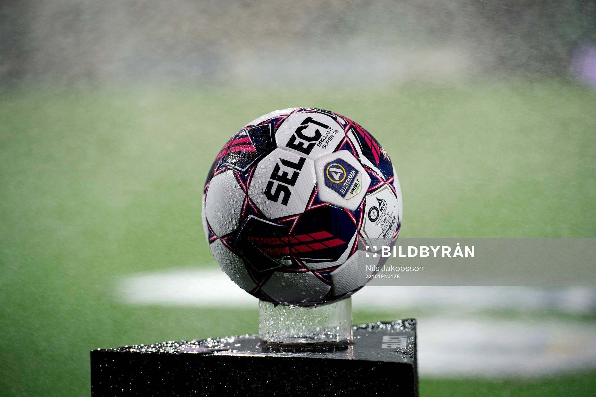 En boll blir blöt av bevattning innan fotbollsmatchen i Allsvenskan mellan GIF Sundsvall och Värnamo den 19 oktober 2022 i Sundsvall.