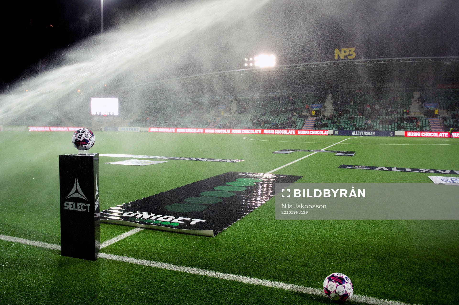 En boll blir blöt av bevattning innan fotbollsmatchen i Allsvenskan mellan GIF Sundsvall och Värnamo den 19 oktober 2022 i Sundsvall.