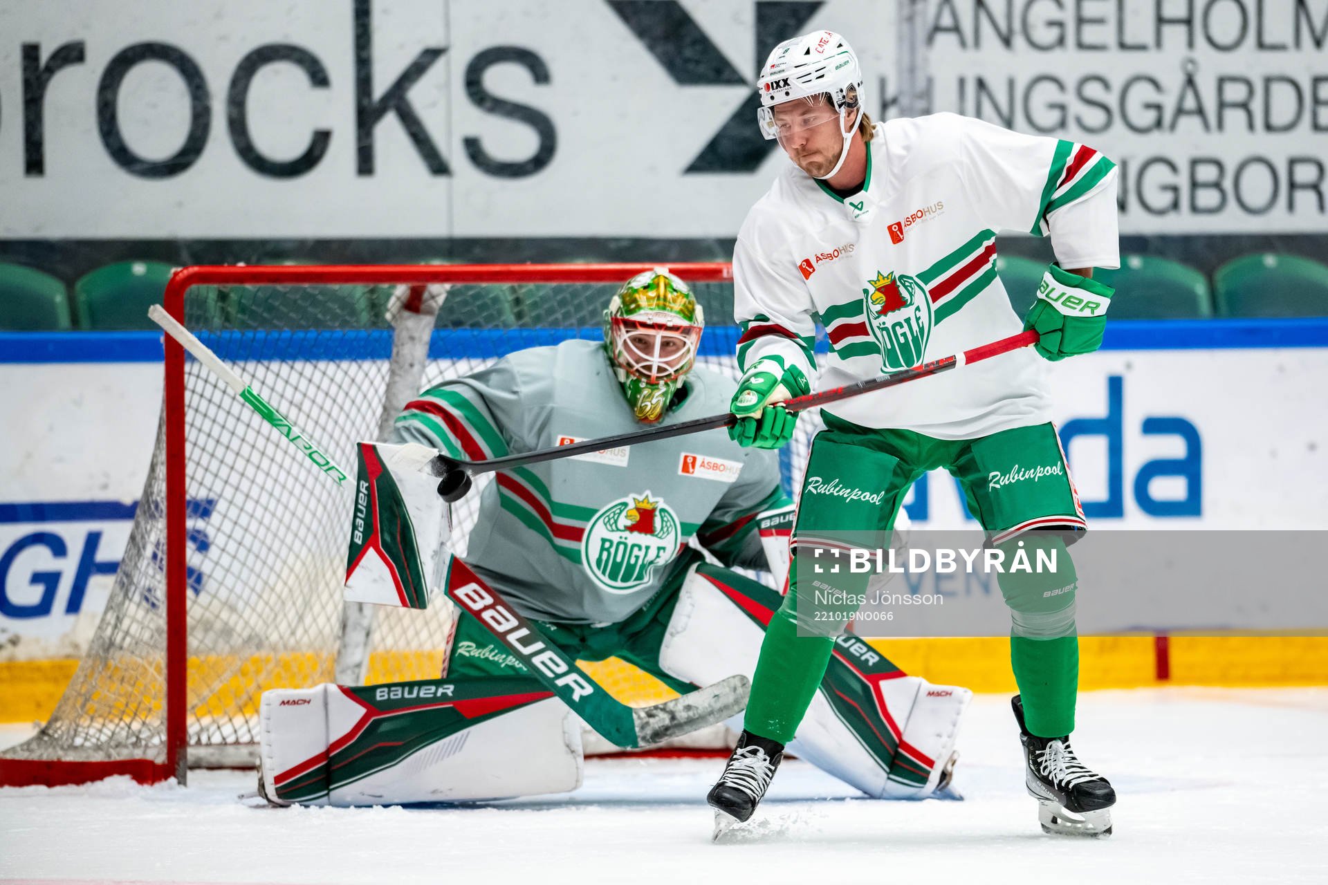 Linus Sandin framför målvakt Christoffer Rifalk