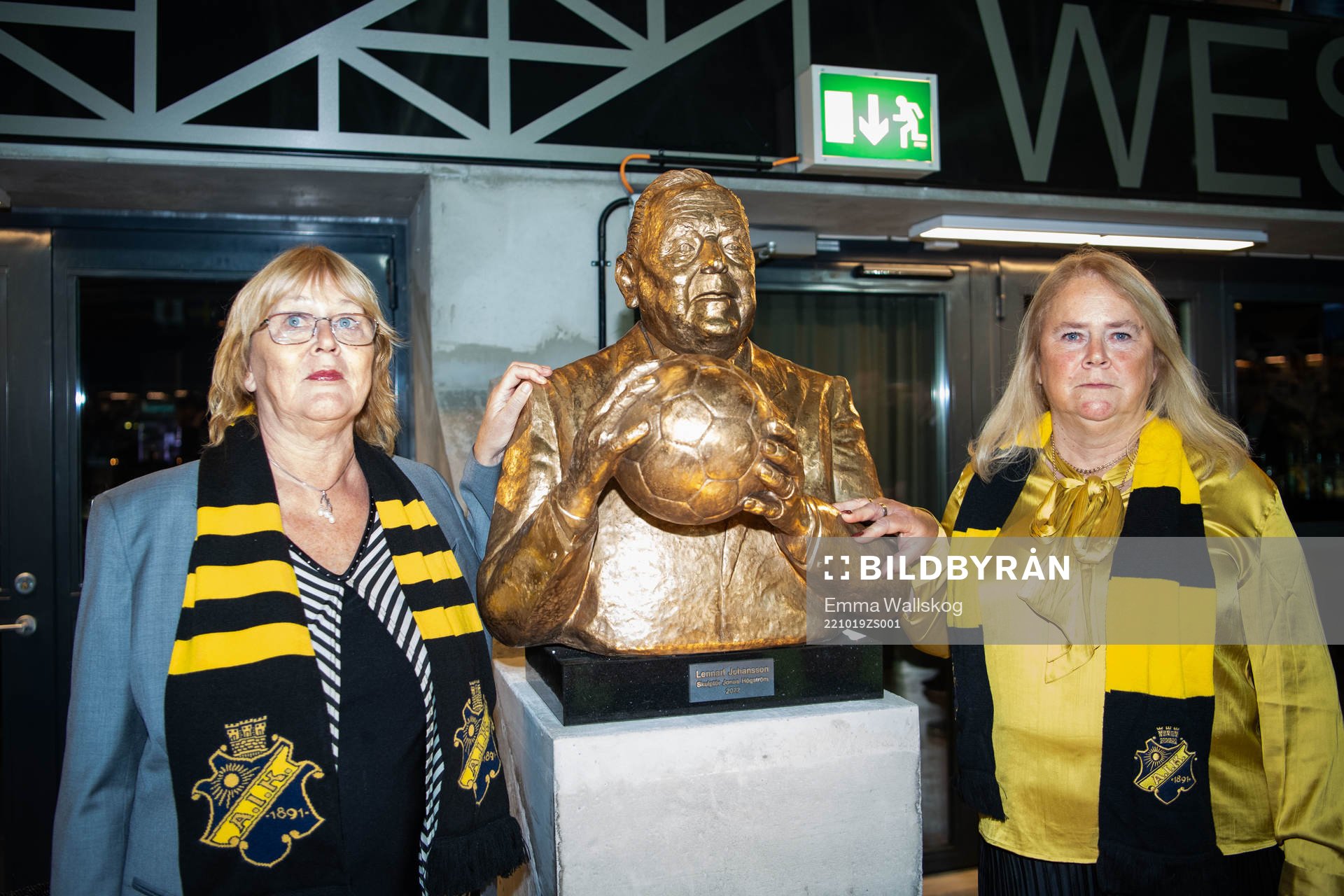 Eva Jansson och Lena Coldevin med en minnesskulptur av