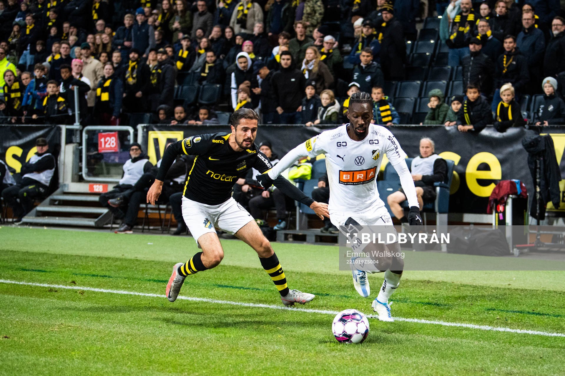 AIKs Zachary Elbouzedi och Häckens Blair Sebastian Turgott under fotbollsmatchen i Allsvenskan mellan AIK och Häcken den 19 oktober 2022 i Stockholm.
