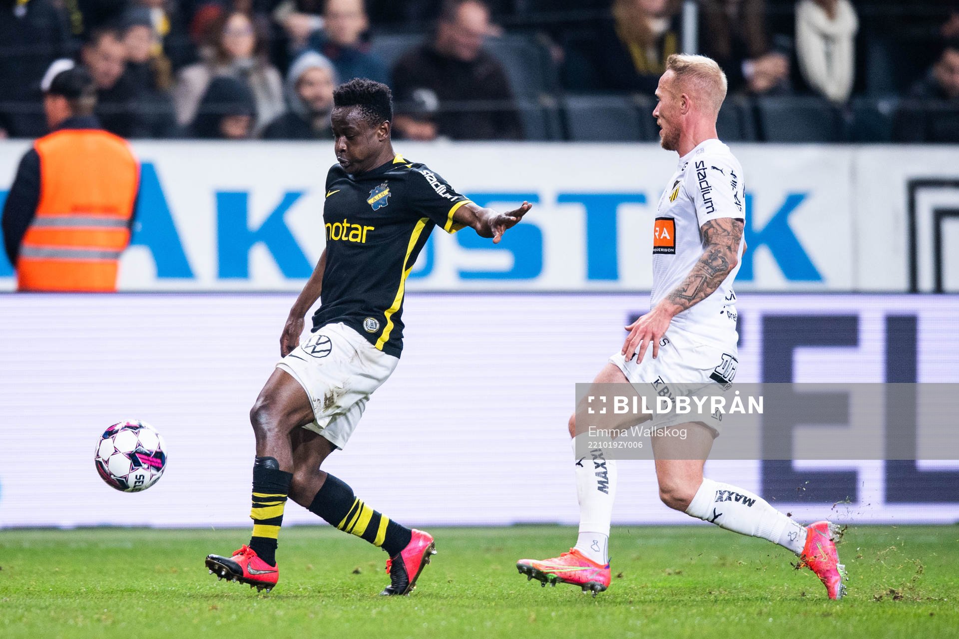 AIKs Erick Otieno Ouma och Häckens Mikkel Rygaard Jensen