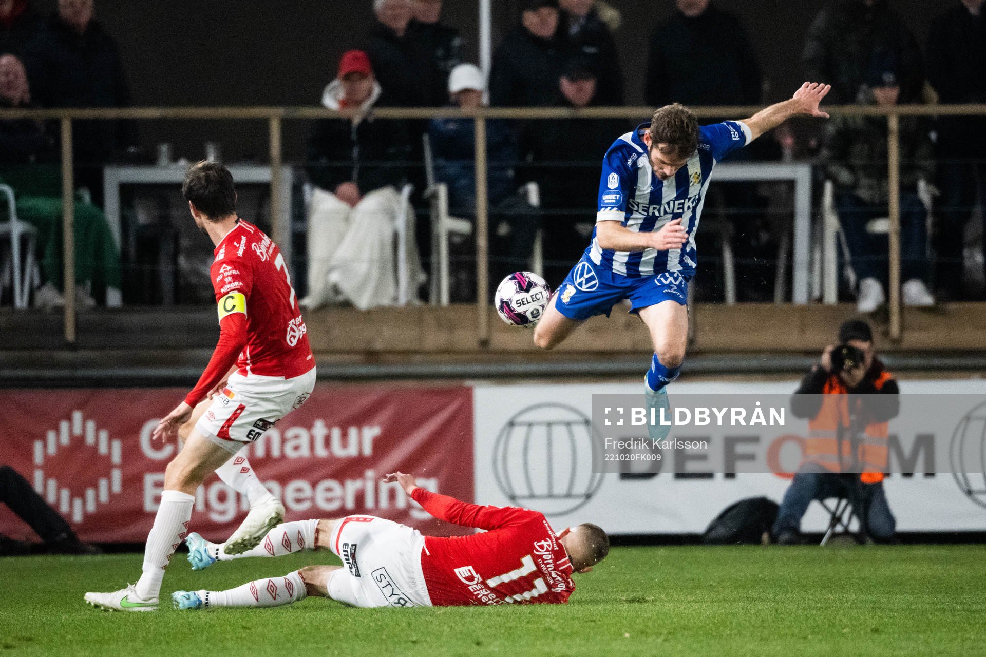 Degerfors Christos Gravius och IFK Göteborgs Emil Salomonsson under fotbollsmatchen i Allsvenskan mellan Degerfors och IFK Göteborg den 20 oktober 2022 i Degerfors.