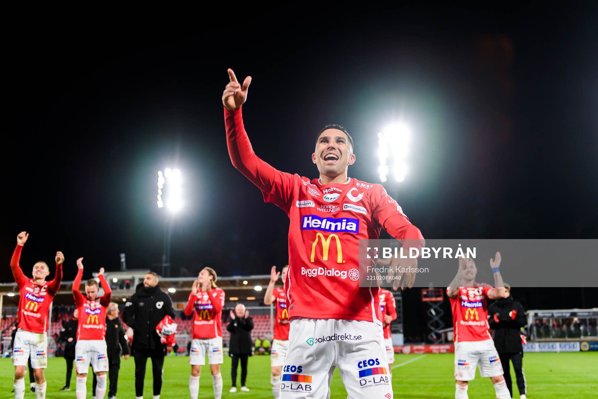 Degerfors Elyas Bouzaiene jublar med publiken