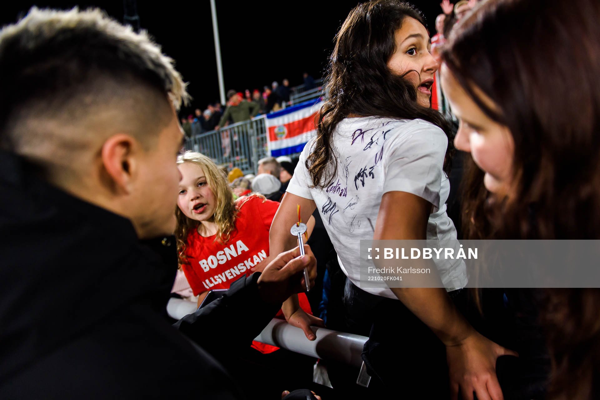 Degerfors Diego Campos skriver autografer