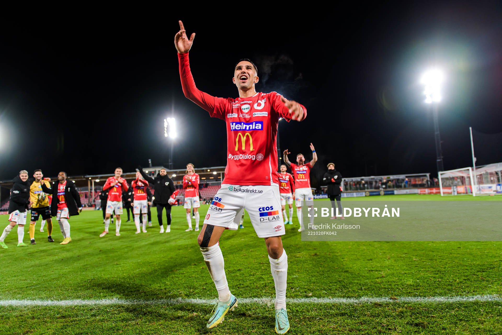 Degerfors Elyas Bouzaiene jublar med publiken