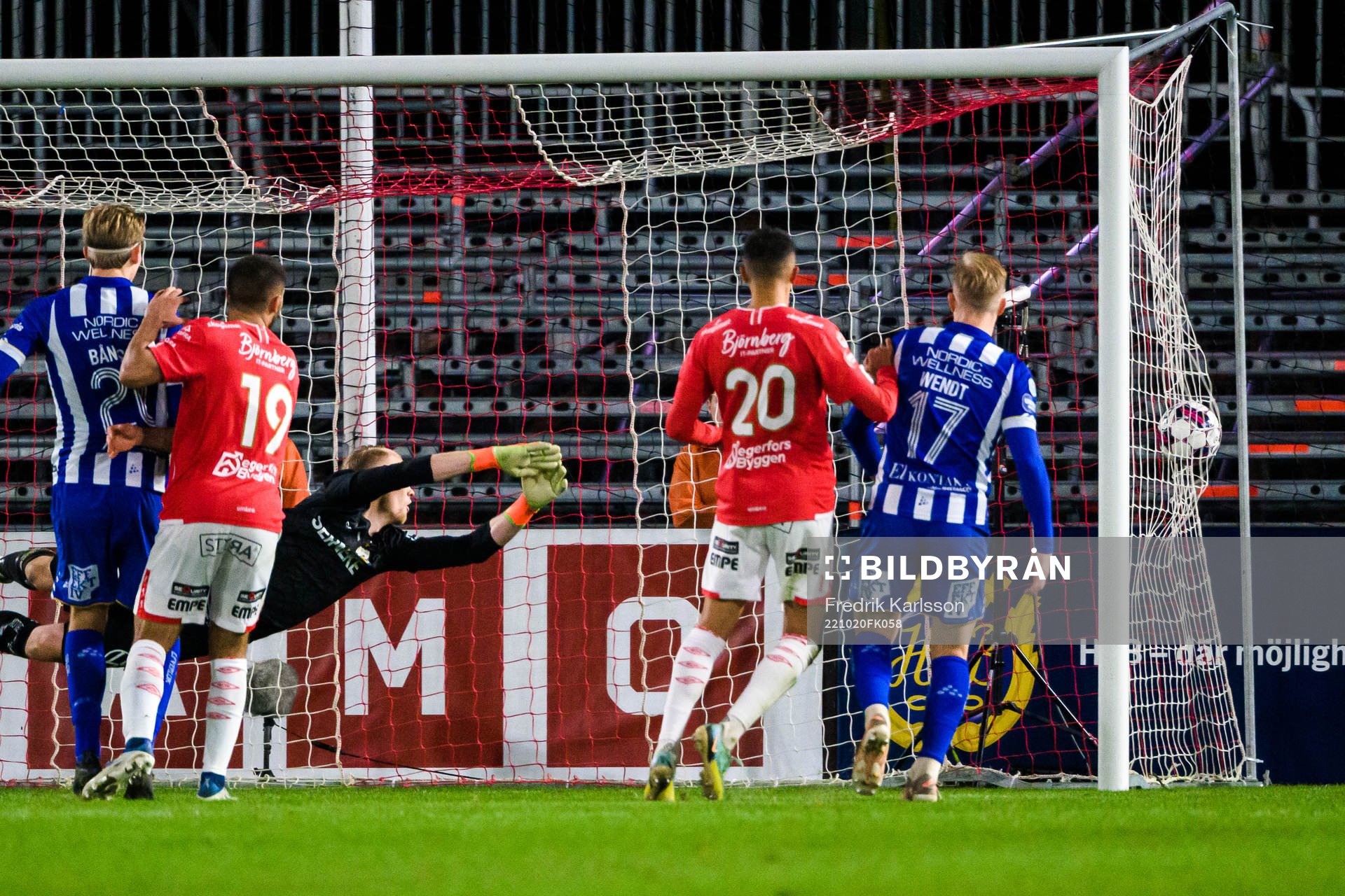 IFK Göteborgs målvakt Pontus Dahlberg ser på när