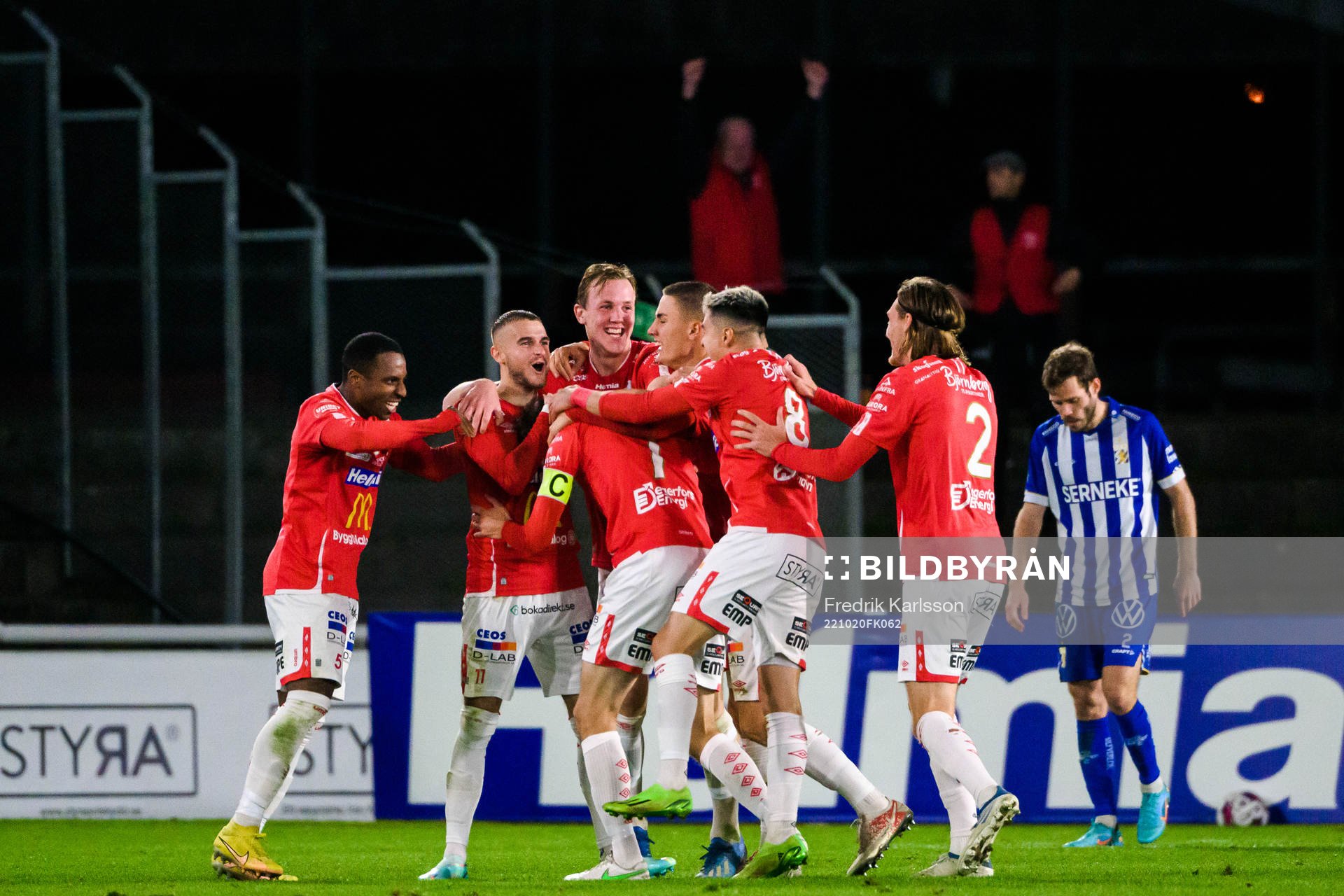 Degerfors spelare jublar efter Sebastian Ohlsson gjort 1-1 under fotbollsmatchen i Allsvenskan mellan Degerfors och IFK Göteborg den 20 oktober 2022 i Degerfors.