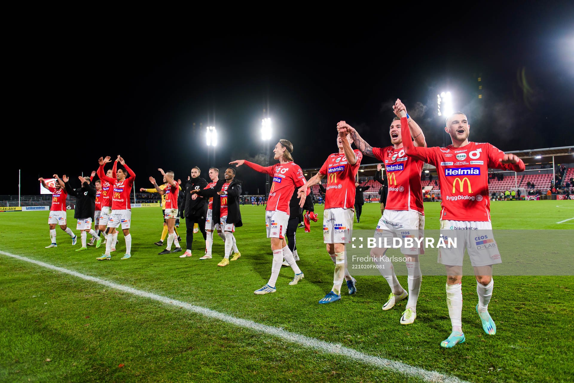 Degerfors spelare jublar och tackar publiken