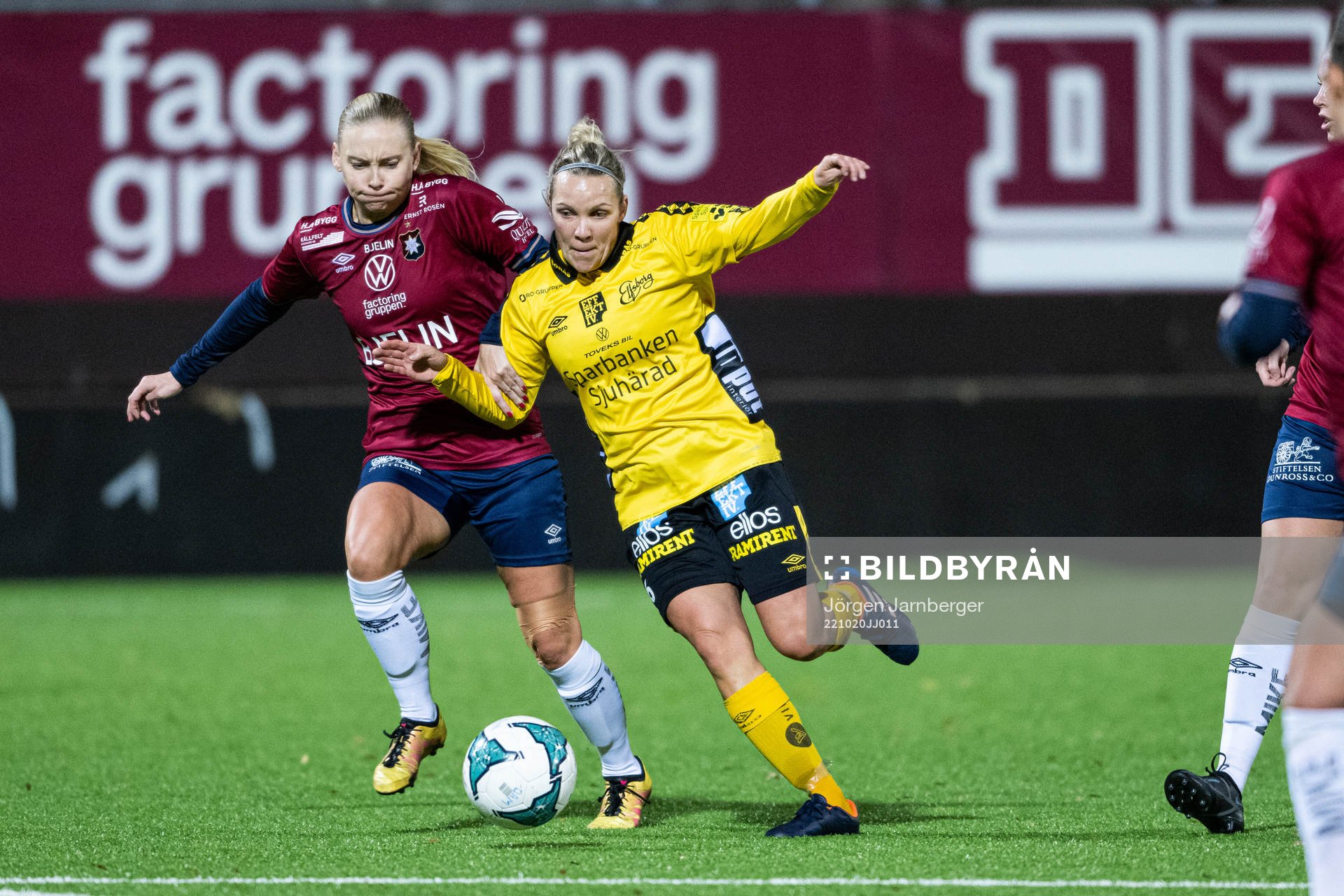 Örgrytes Elin Eklund och Elfsborgs Linda Westberg Carlsson under kvalmatch 2 till division 1 mellan Örgryte och Elfsborg den 20 oktober 2022 i Göteborg.
