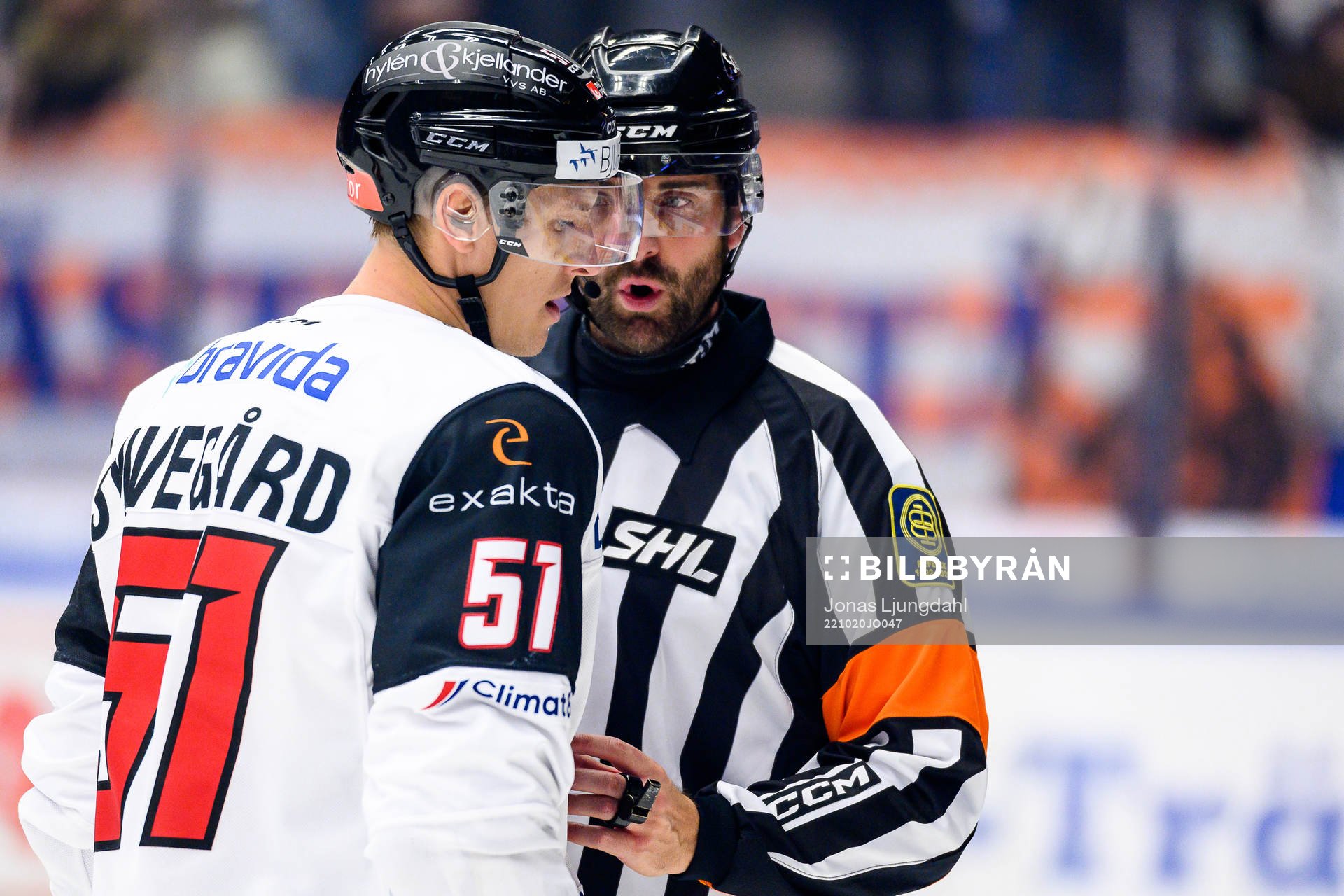 Malmö Redhawks Emil Sylvegård pratar med Domare Mikael