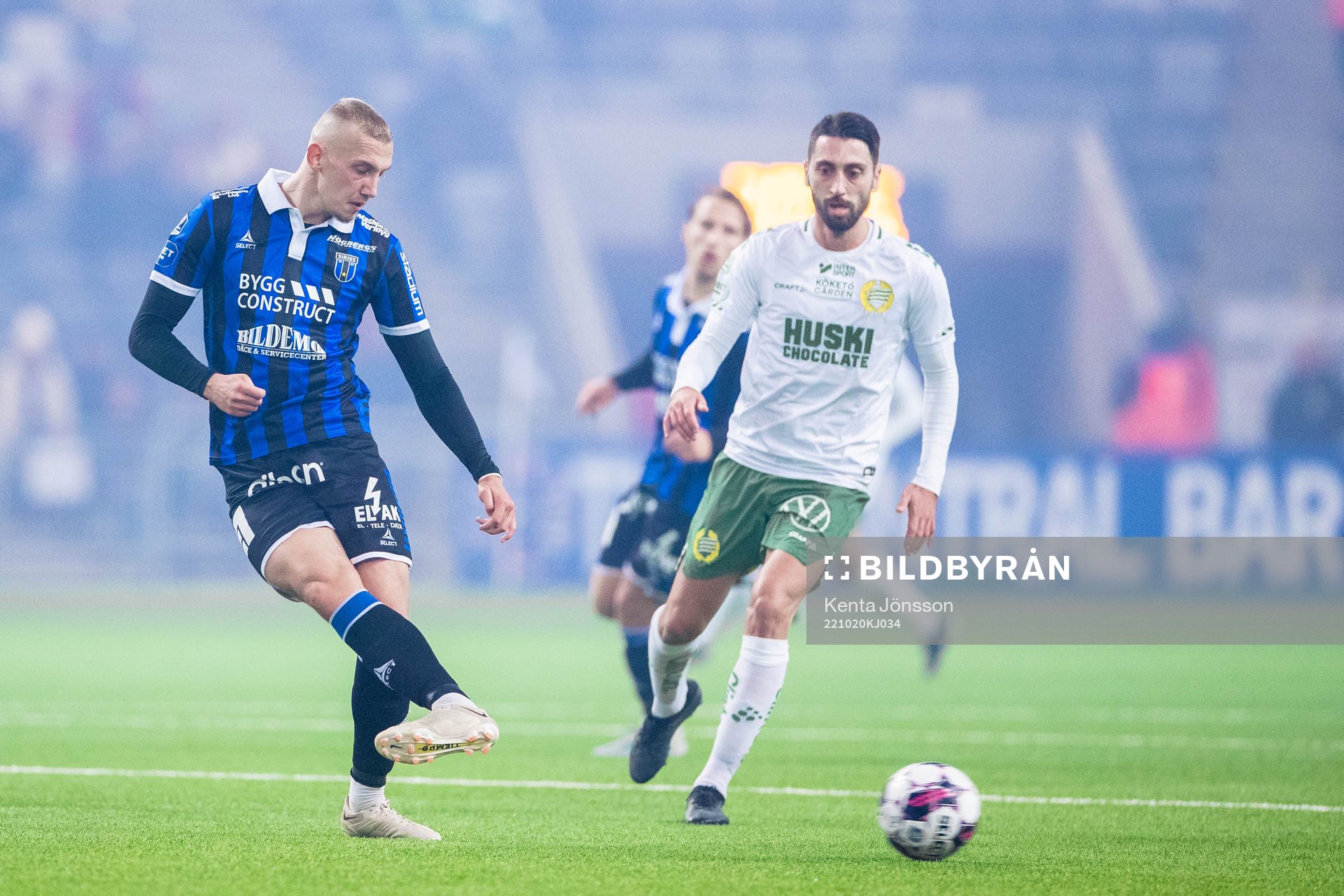 Sirius Jakob Voelkerling Persson och Hammarbys Nahir Besara under fotbollsmatchen i Allsvenskan mellan Hammarby och Sirius den 20 oktober 2022 i Stockholm.