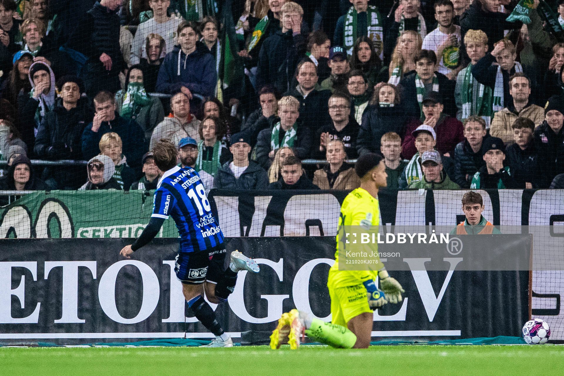 Sirius Daniel Stensson jublar och Hammarbys målvakt Oliver