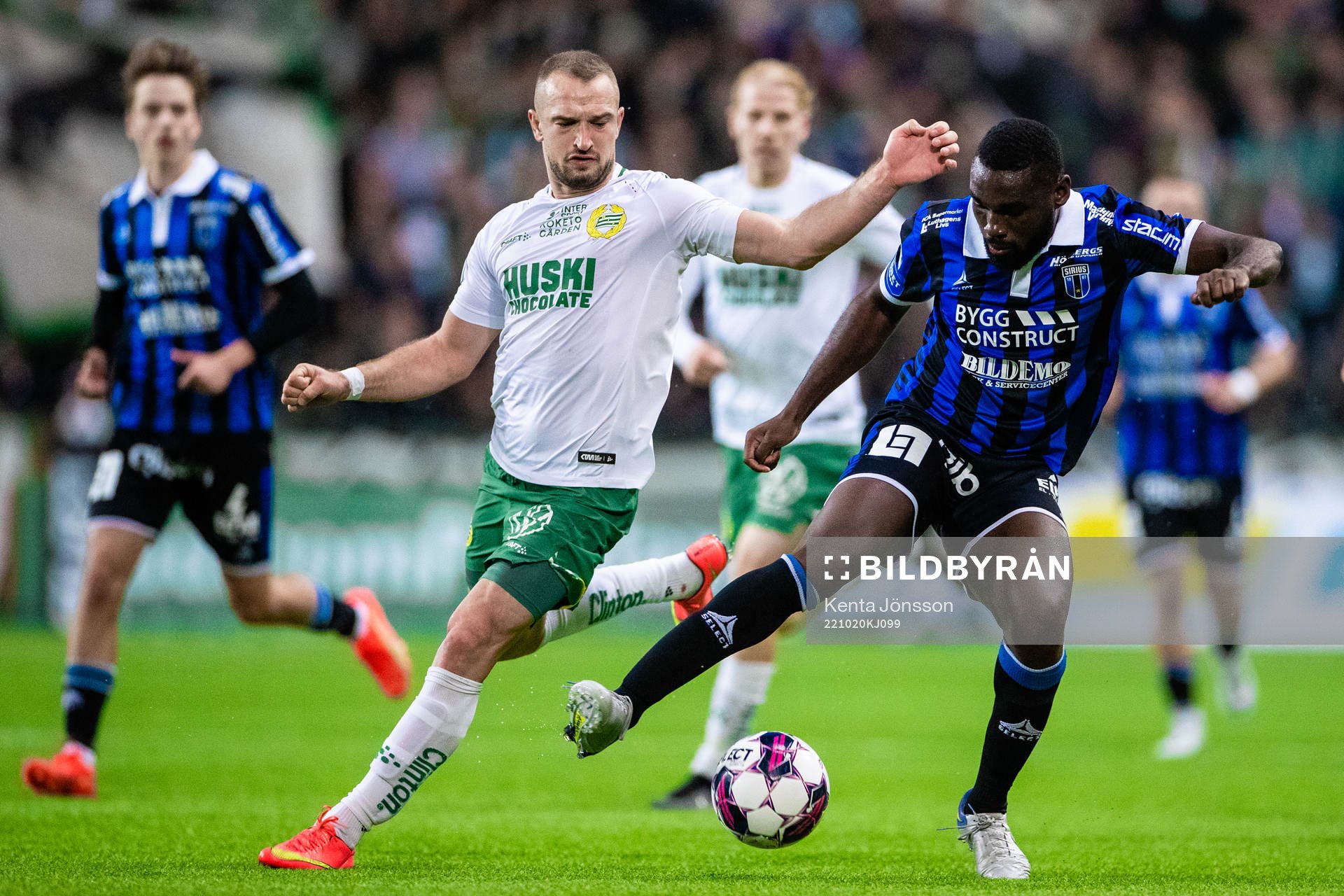 Hammarbys Veton Berisha och Sirius Patrick Nwadike