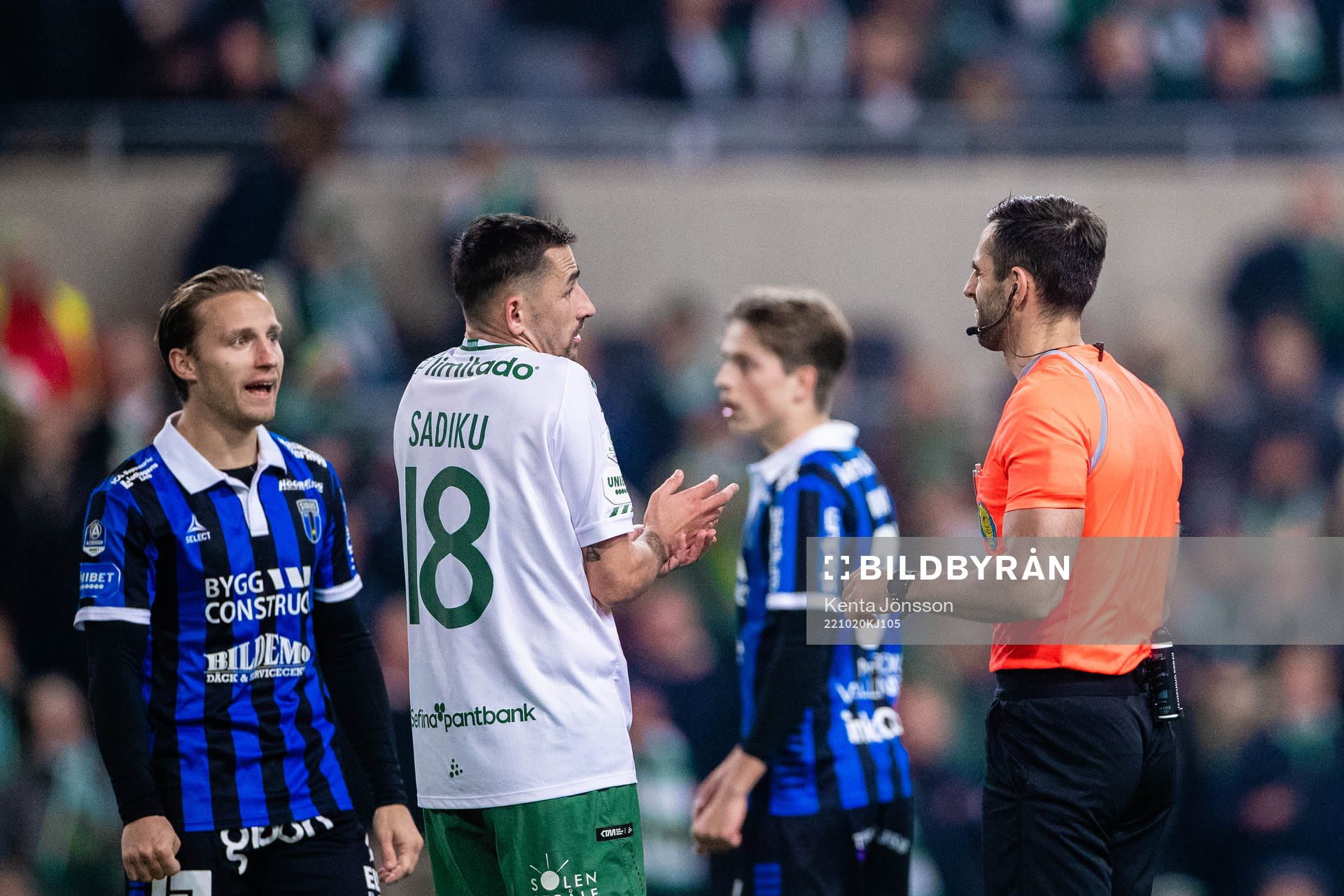 Hammarbys Loret Sadiku i diskussion med domare Granit