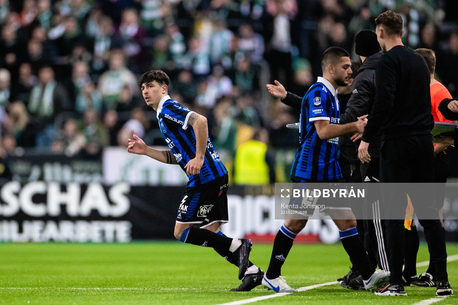 Sirius Antonio Yakoub byts in mot Edi Sylisufay under fotbollsmatchen i Allsvenskan mellan Hammarby och Sirius den 20 oktober 2022 i Stockholm.