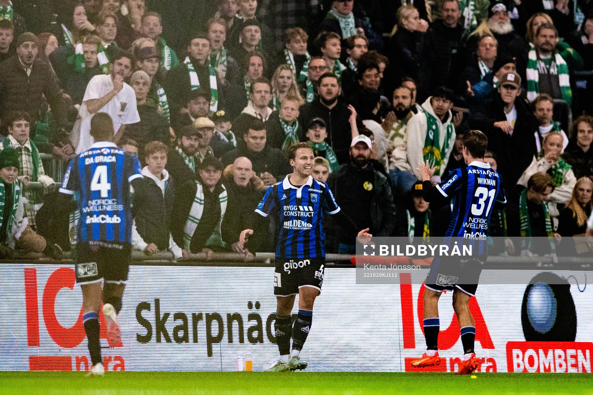 Sirius Daniel Stensson (m) jublar med Kristopher Da Graca