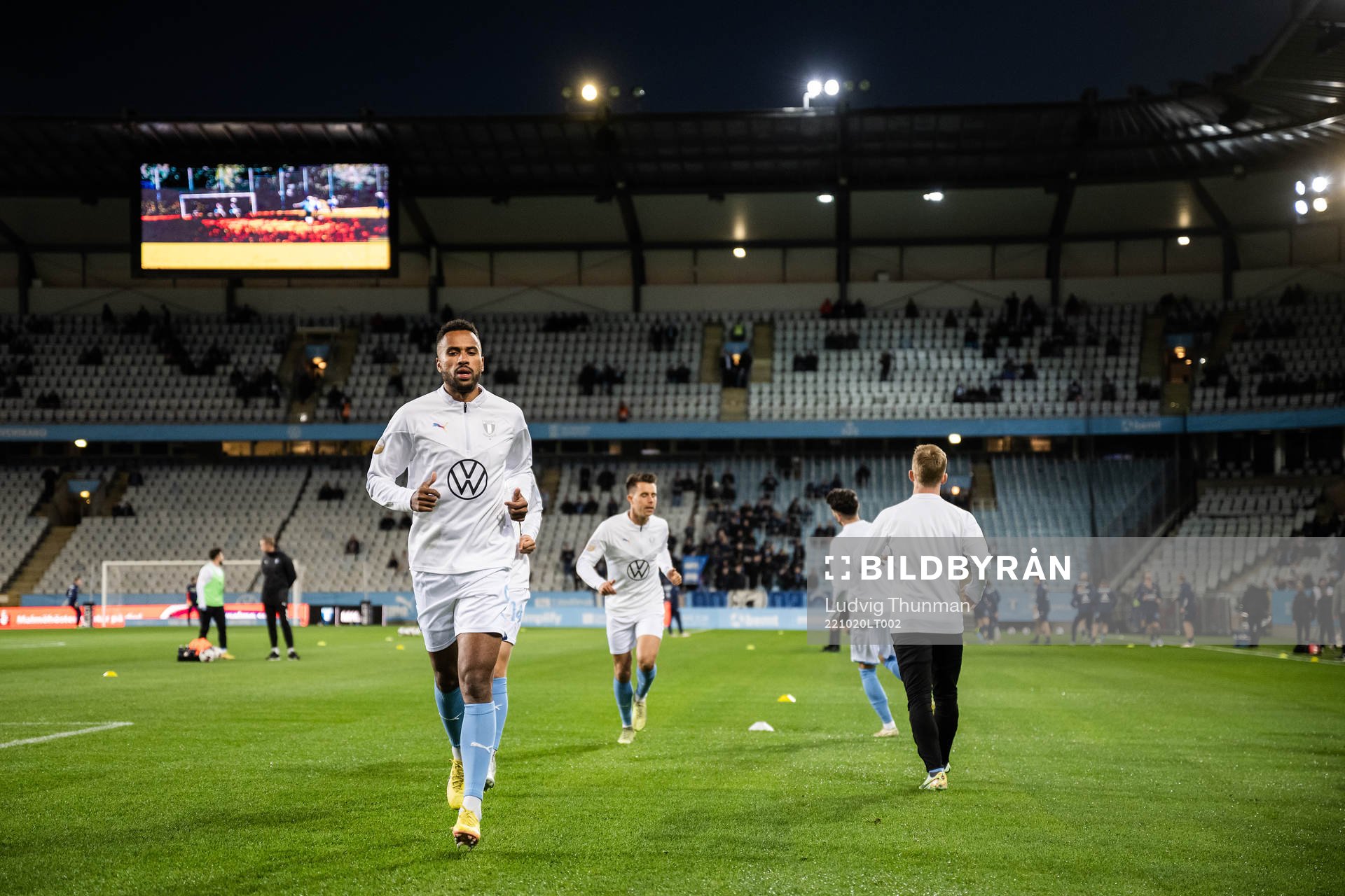 Malmö FFs Isaac Kiese Thelin värmer upp