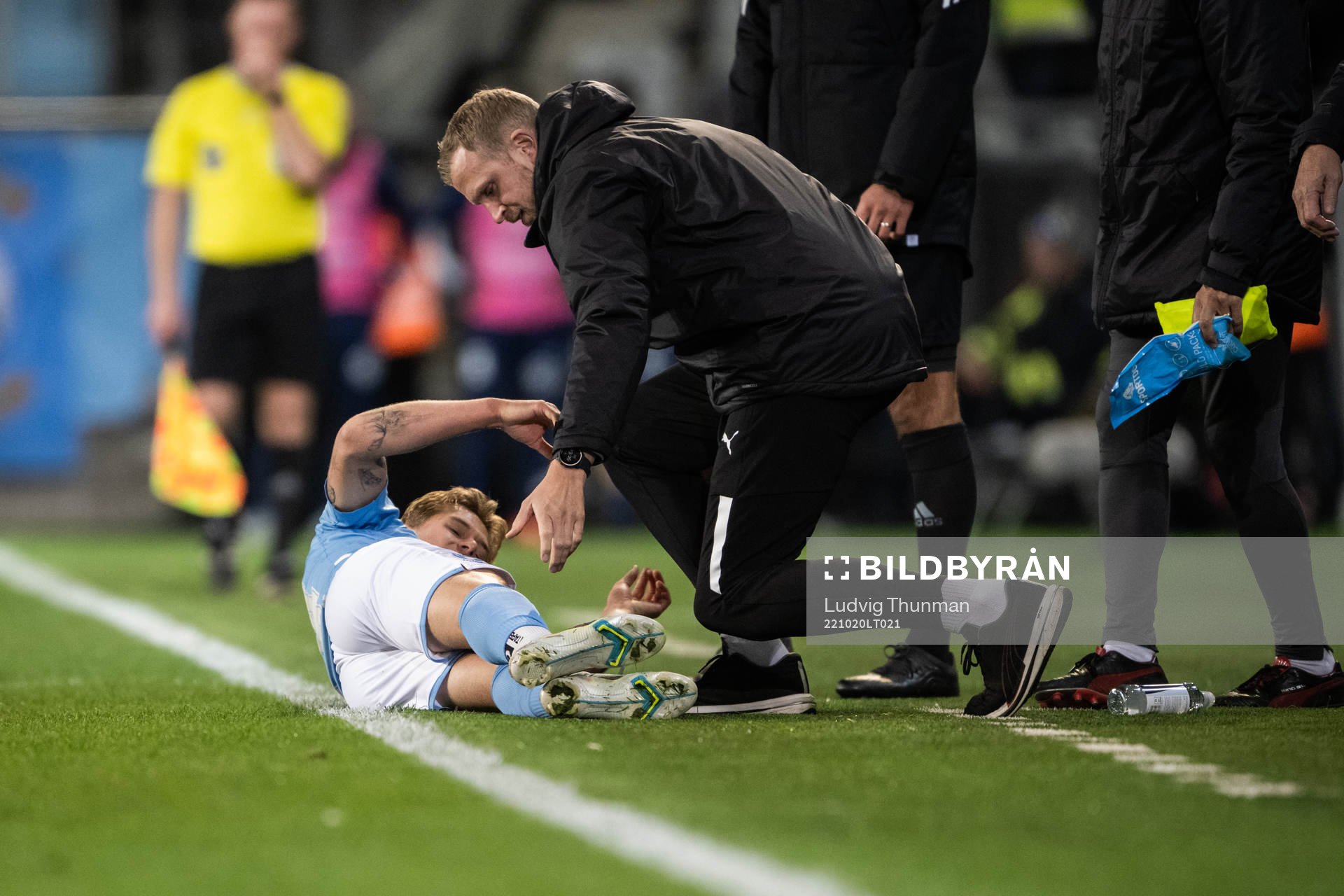 Malmö FFs Felix Beijmo får vård vid sidlinjen