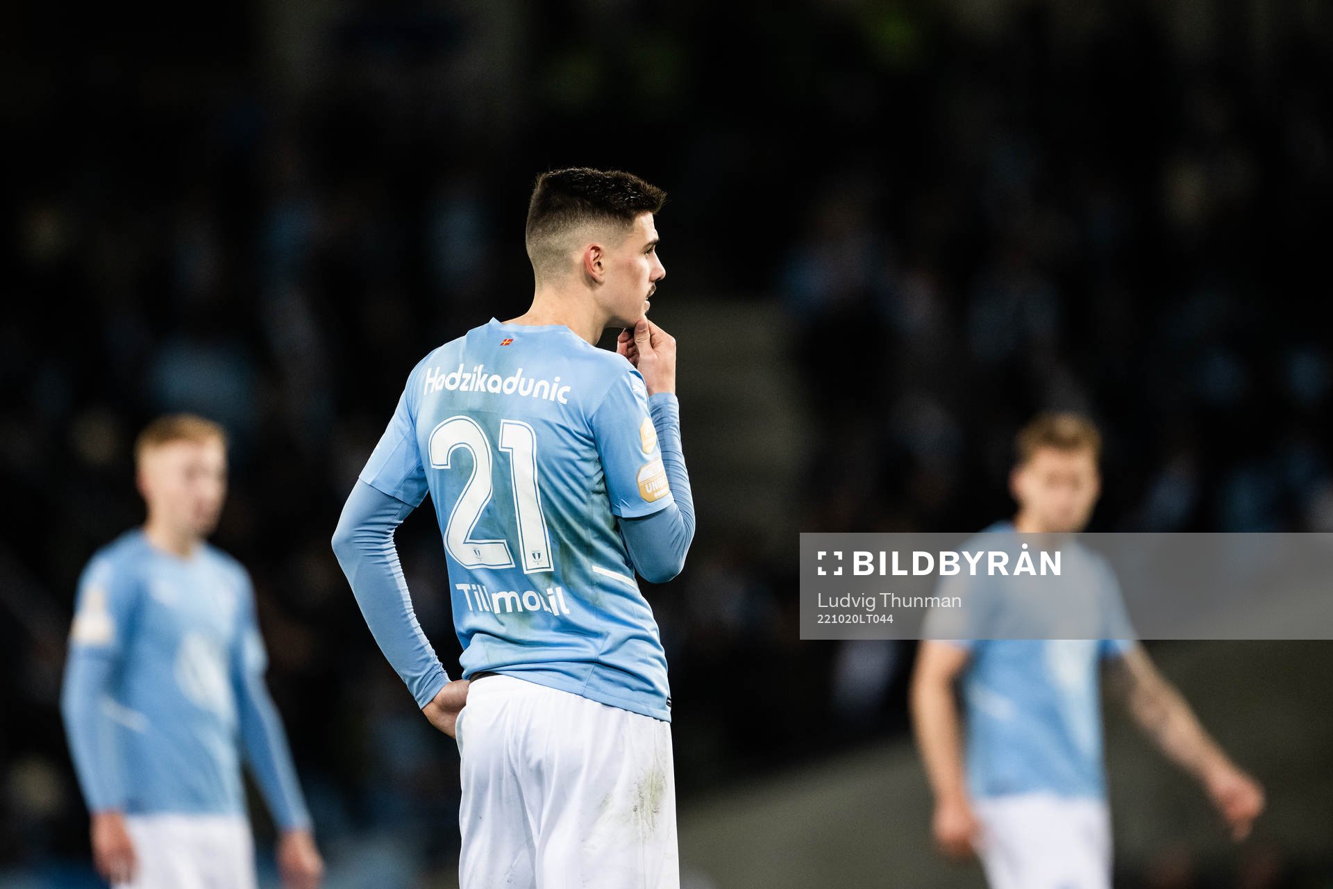 Malmö FFs Dennis Hadzikadunic deppar