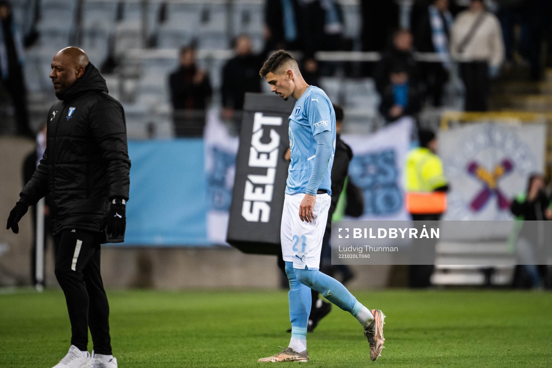 Malmö FFs Dennis Hadzikadunic deppar