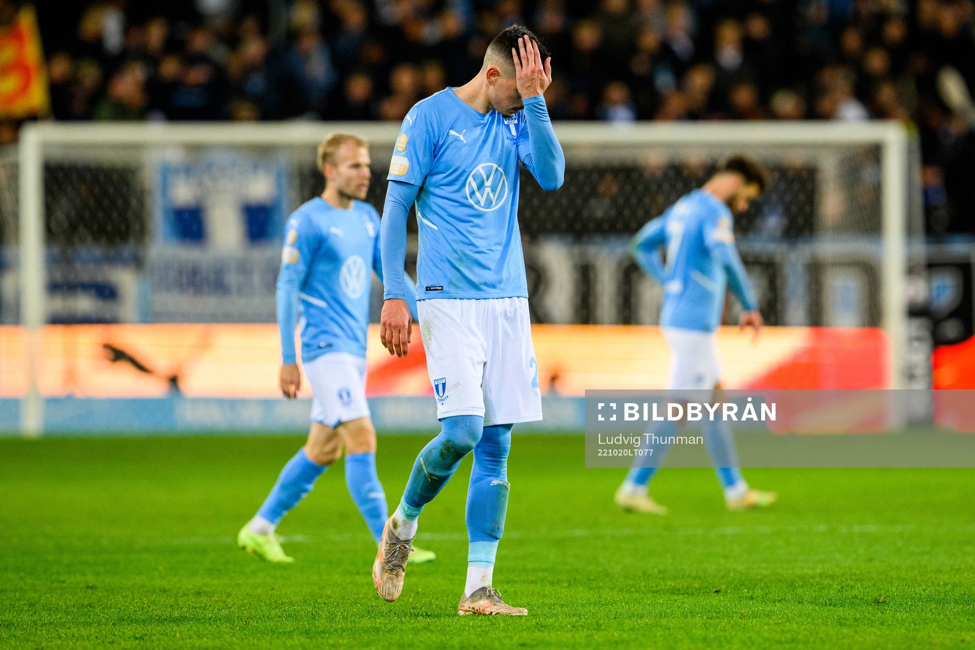 Malmö FFs Dennis Hadzikadunic deppar
