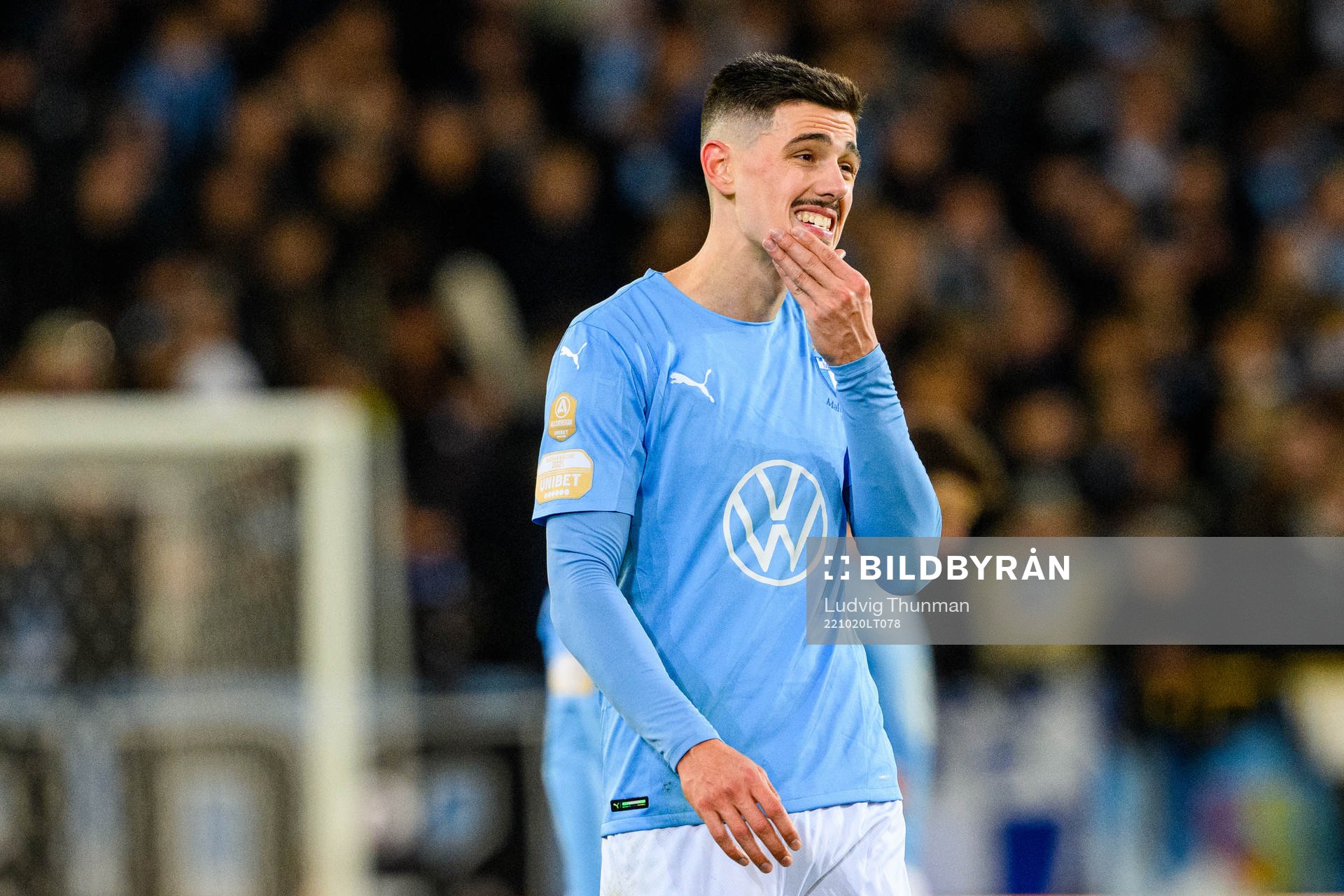 Malmö FFs Dennis Hadzikadunic deppar