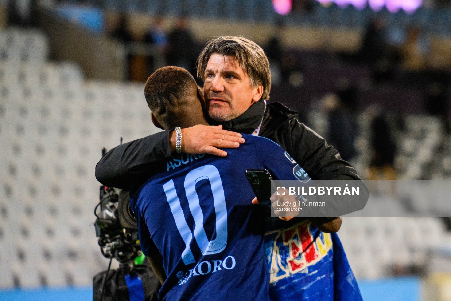 Djurgårdens sportchef Bosse Andersson kramar om Joel Asoro efter fotbollsmatchen i Allsvenskan mellan Malmö FF och Djurgården den 20 oktober 2022 i Malmö.
