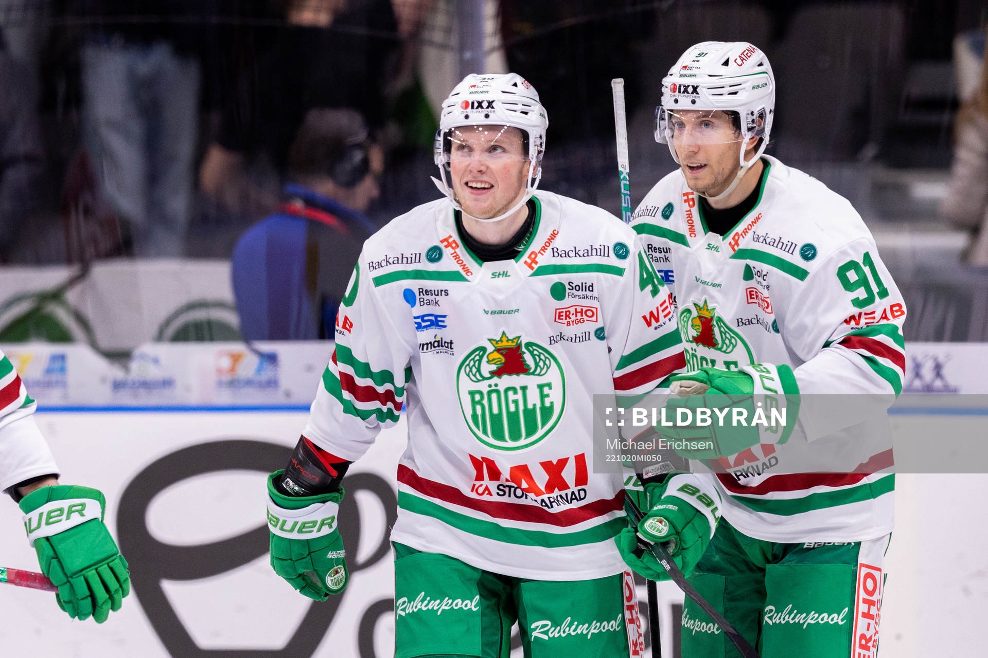 Rögles Adam Tambellini jublar ihop med Oskar Stål-Lyrenäs