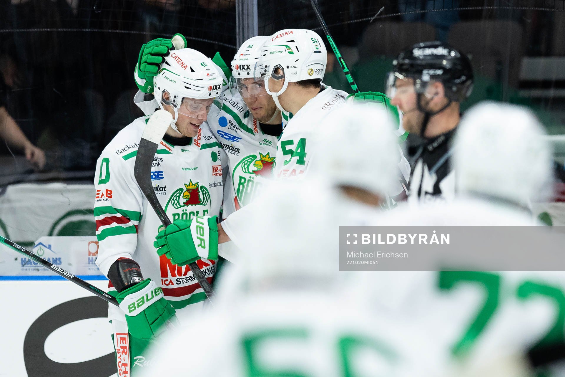 Rögles Adam Tambellini jublar med lagkamrater