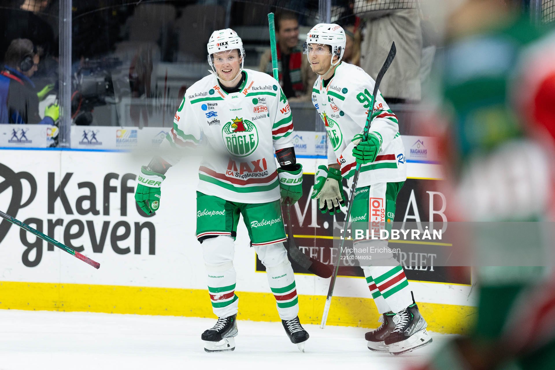 Rögles Adam Tambellini jublar med lagkamrater