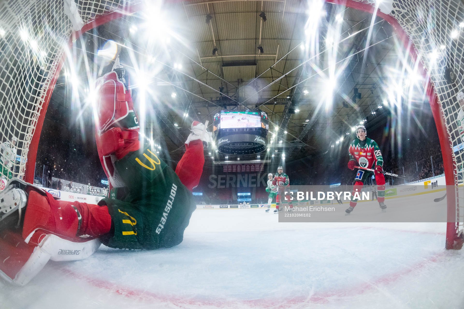 Rögles Adam Tambellini skjuter avgörande 2-3 målet bakom