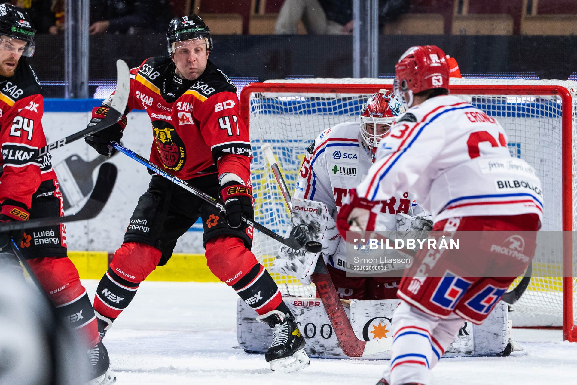 Luleås Leo Komarov och Timrås målvakt David Rautio