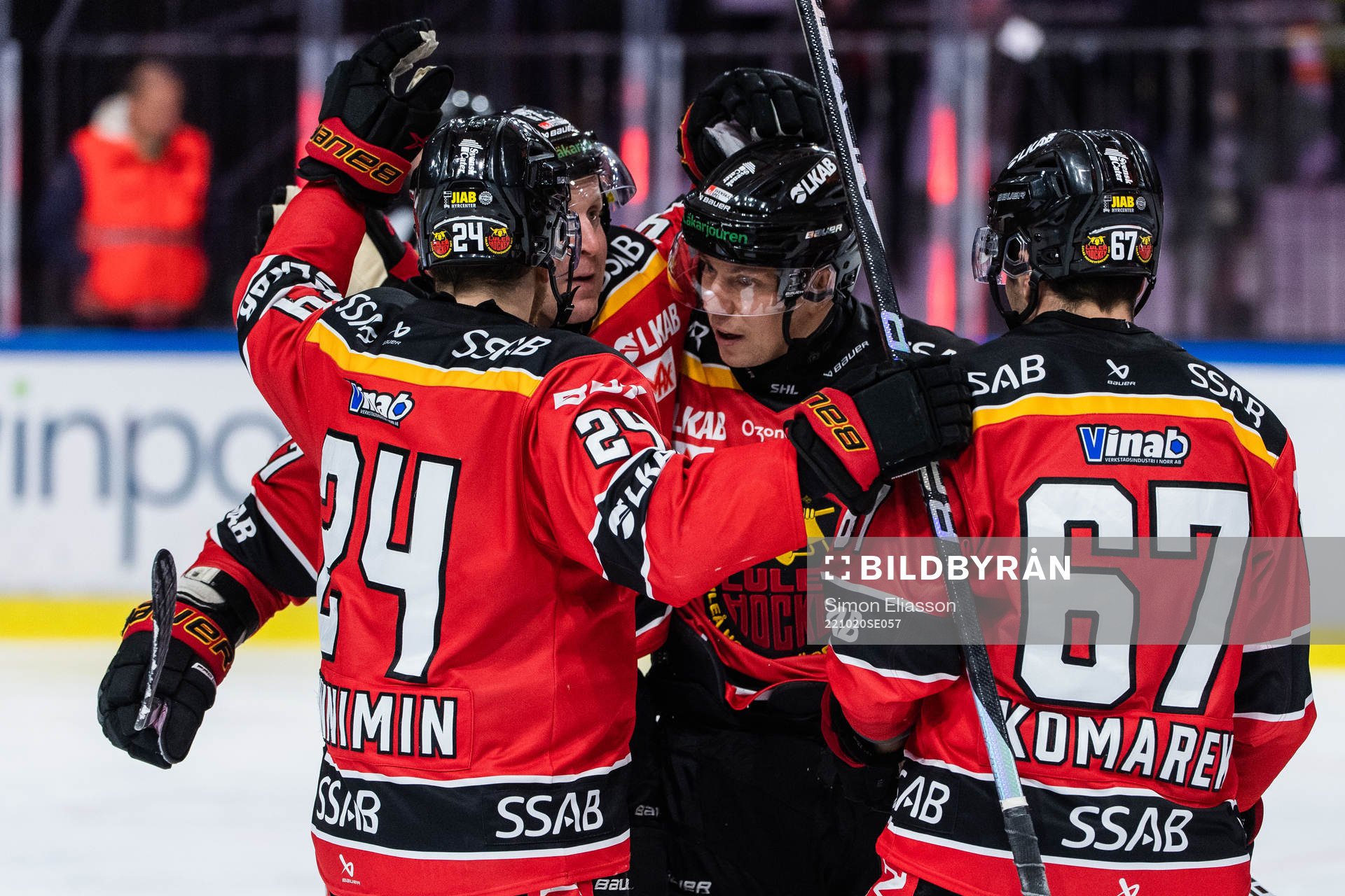 Luleås Erik Gustafsson jublar med lagkamrater