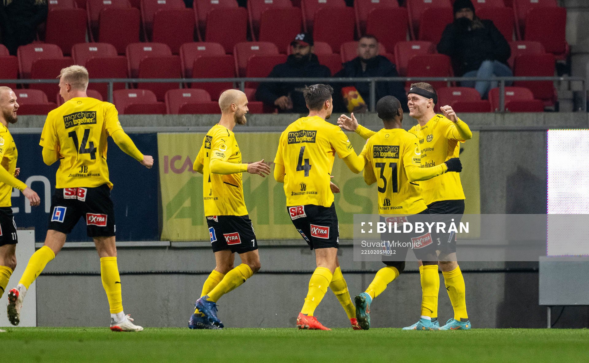 Mjällbys Jacob Bergström jublar med lagkamrater
