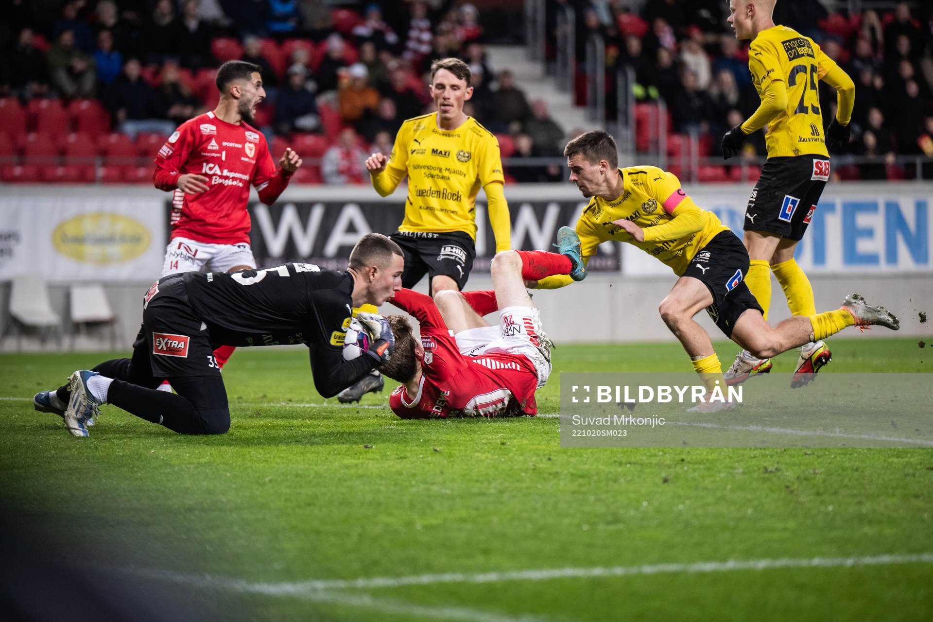 Mjällbys målvakt Samuel Brolin och Jesper Gustavsson mot