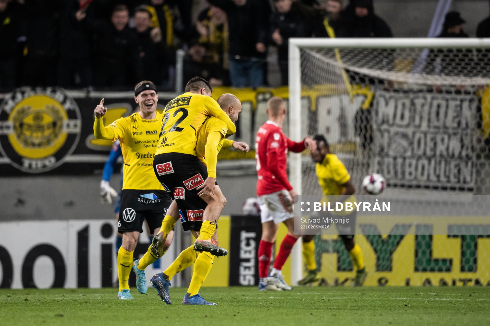 Mjällbys Viktor Gustafson och Jesper Gustavsson jublar