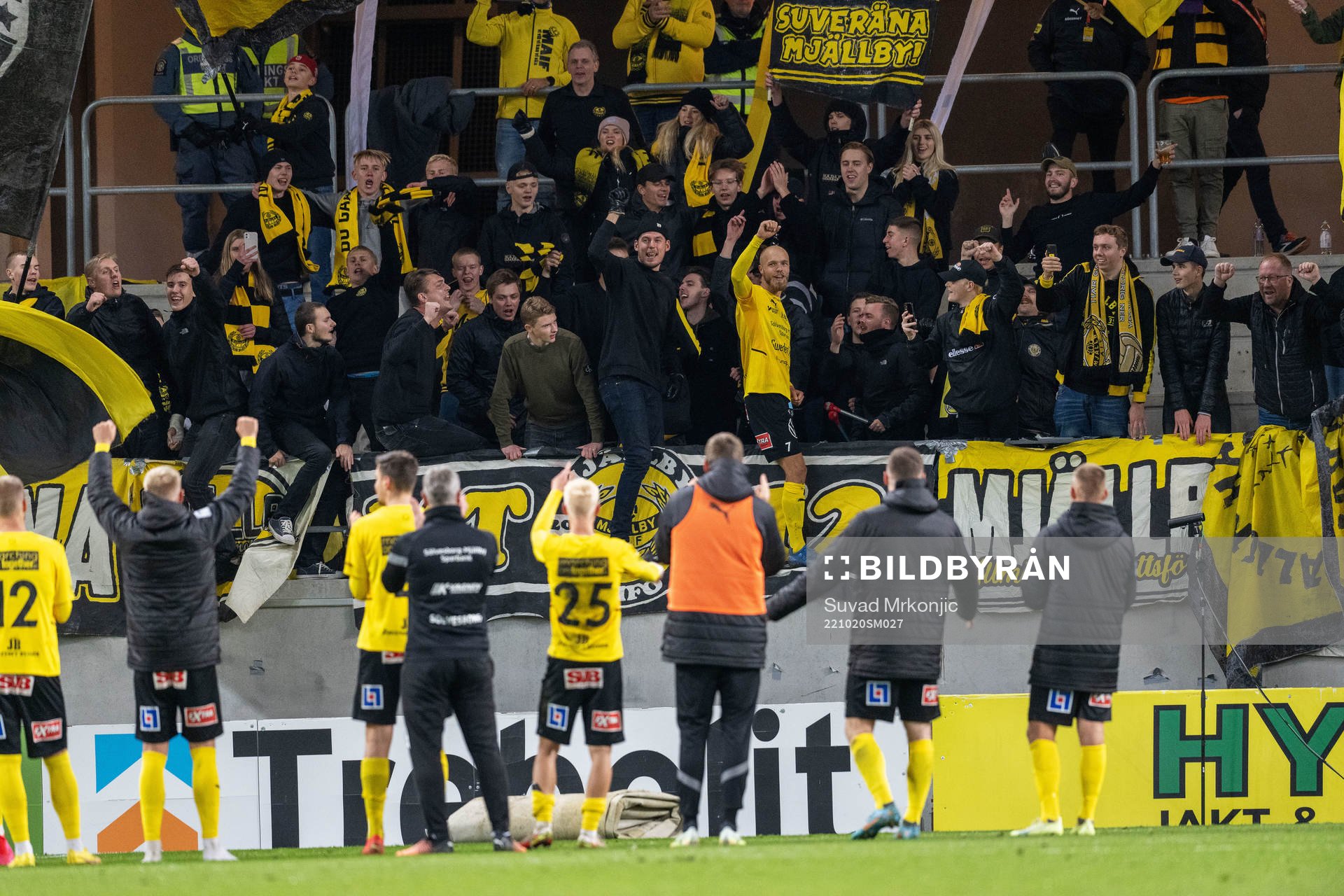 Mjällbys Viktor Gustafson jublar med fansen
